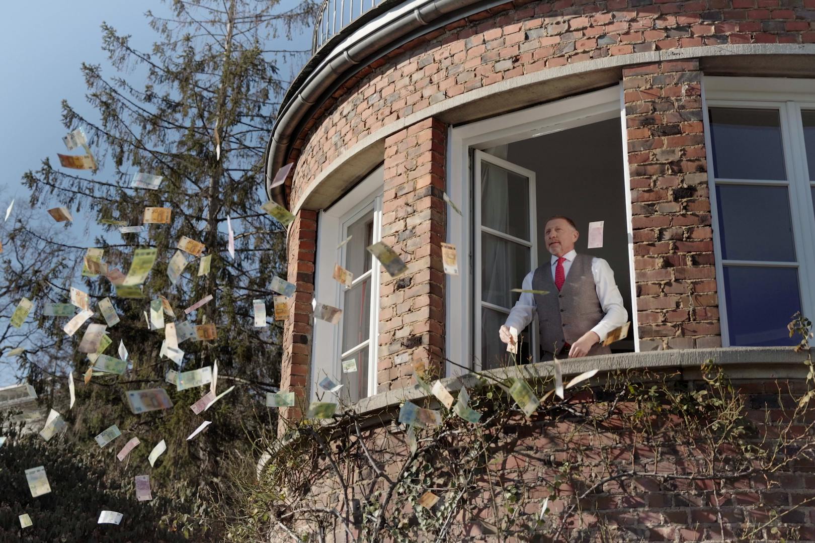 In einem Werbespot für fensterversand.com wirft Boris Becker jetzt Geldscheine mit vollen Händen aus dem Fenster raus.