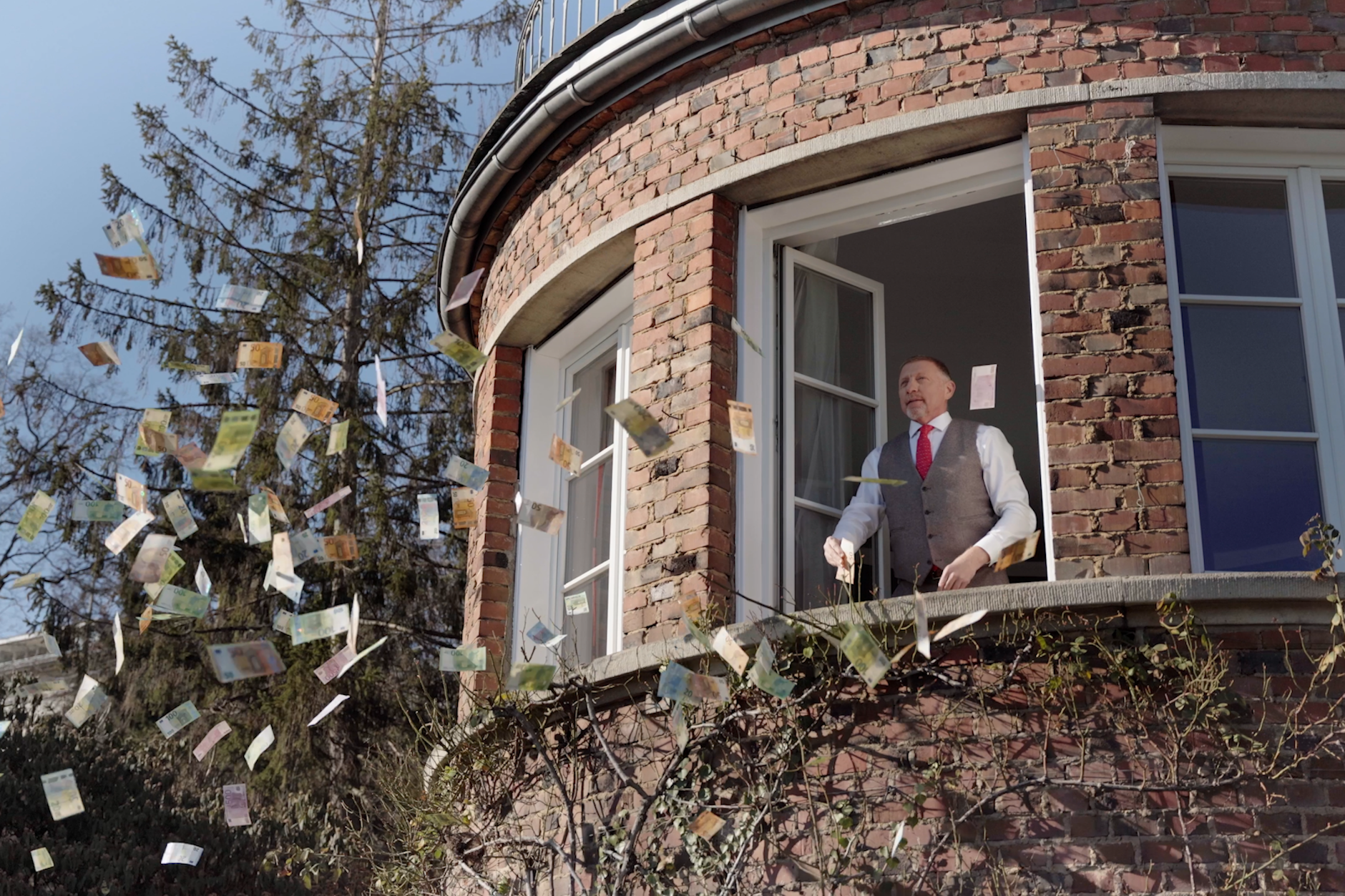 In einem Werbespot für fensterversand.com wirft Boris Becker jetzt Geldscheine mit vollen Händen aus dem Fenster raus.