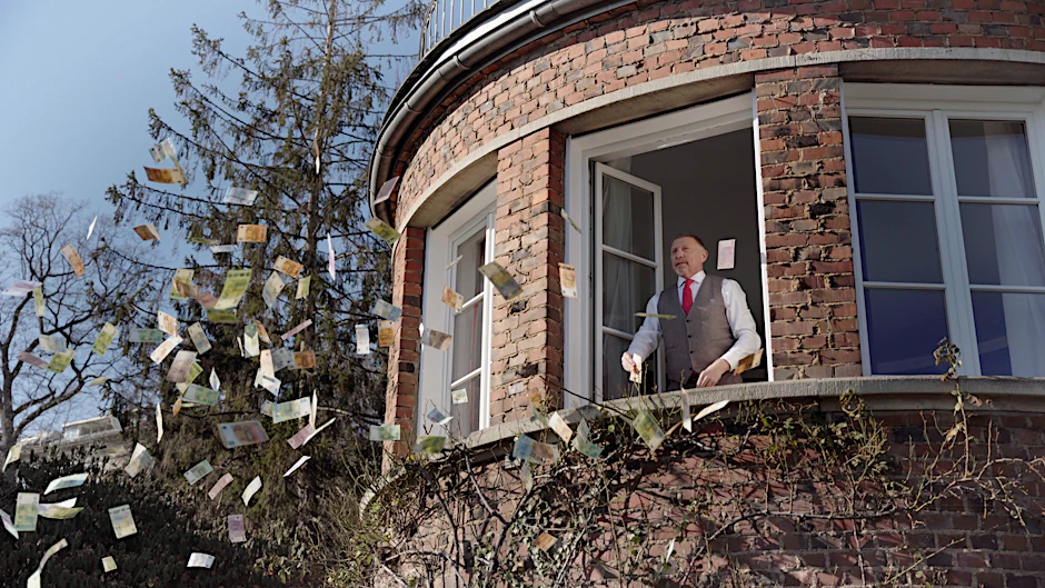 In einem Werbespot für fensterversand.com wirft Boris Becker jetzt Geldscheine mit vollen Händen aus dem Fenster raus.