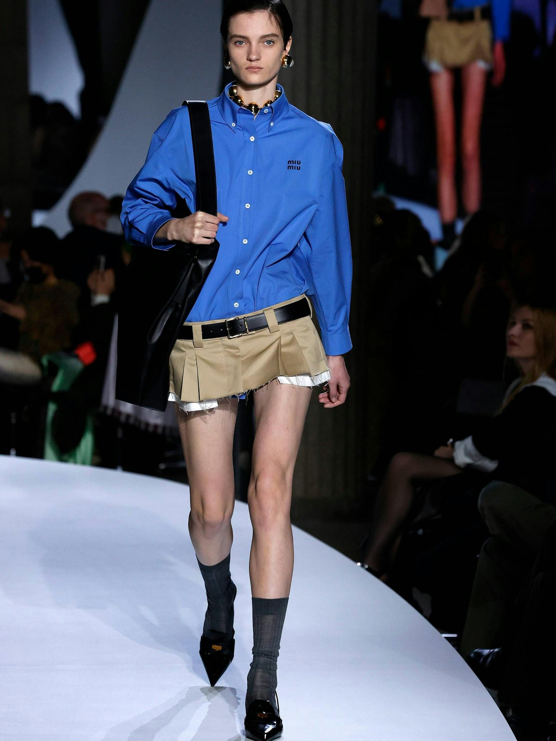 Für den Frühling vor einem Jahr über den Laufsteg geschickt: Der Super-Mini von Miu Miu. Am Model sieht er gut aus, im Alltag bedeutet er Stress.