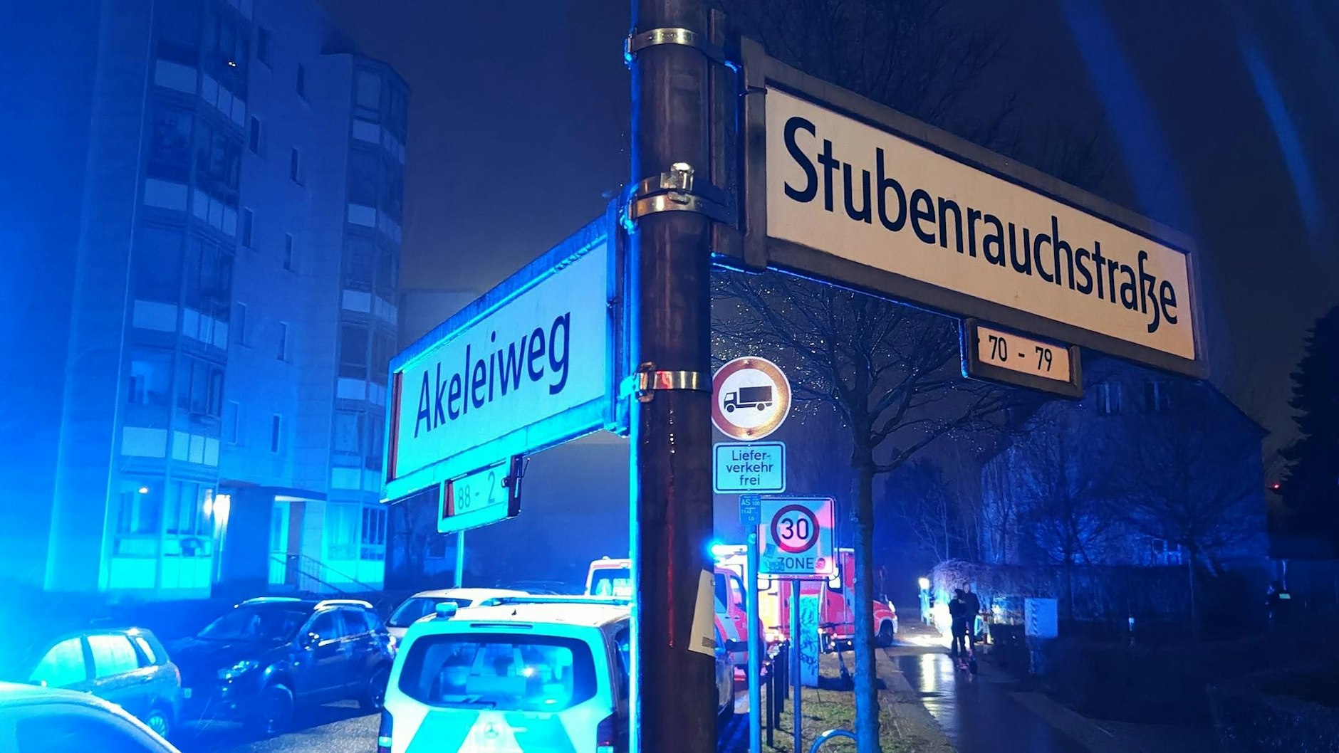 Nach einer Streitigkeit soll im Akeleiweg eine Frau aus dem zweiten Stock gefallen sein.