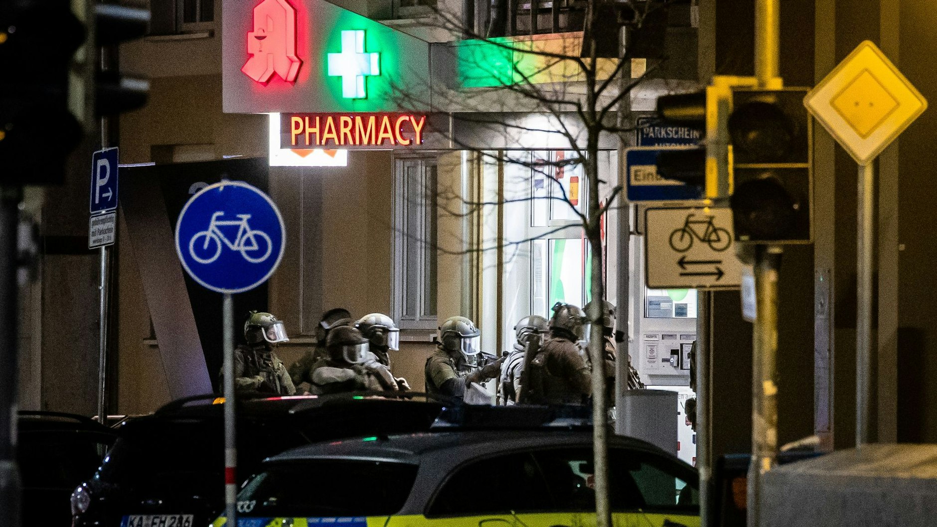 Spezialeinsatzkräfte der Polizei stürmen die Apotheke in Karlsruhe.