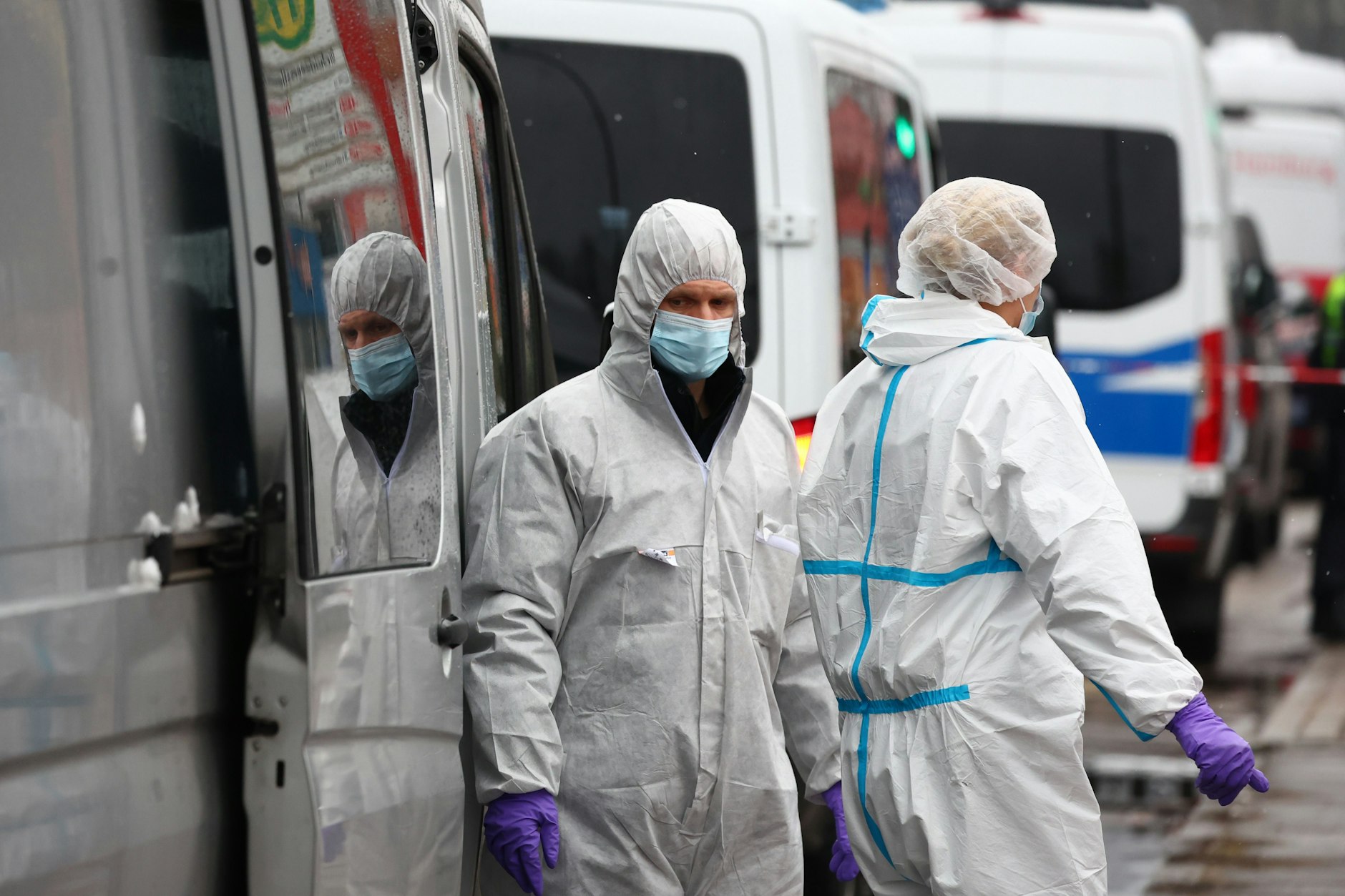 Mitarbeiter der Spurensicherung kommen aus dem Versammlungsgebäude der Zeugen Jehovas.