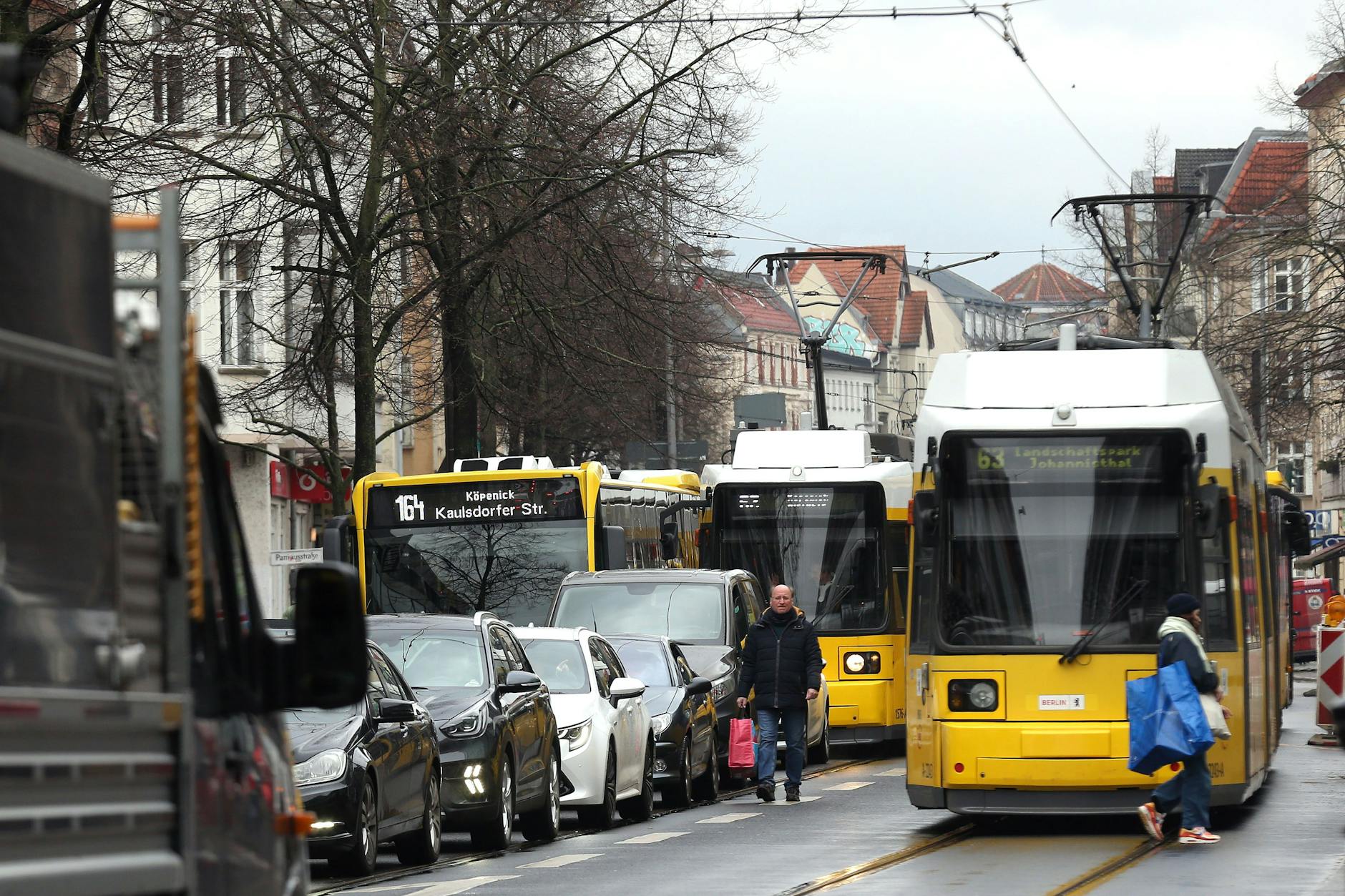 Ein ganz normaler Tag auf der Bahnhofstraße in Köpenick. Auch der Bus- und Straßenbahnverkehr wird vom Stau ausgebremst.