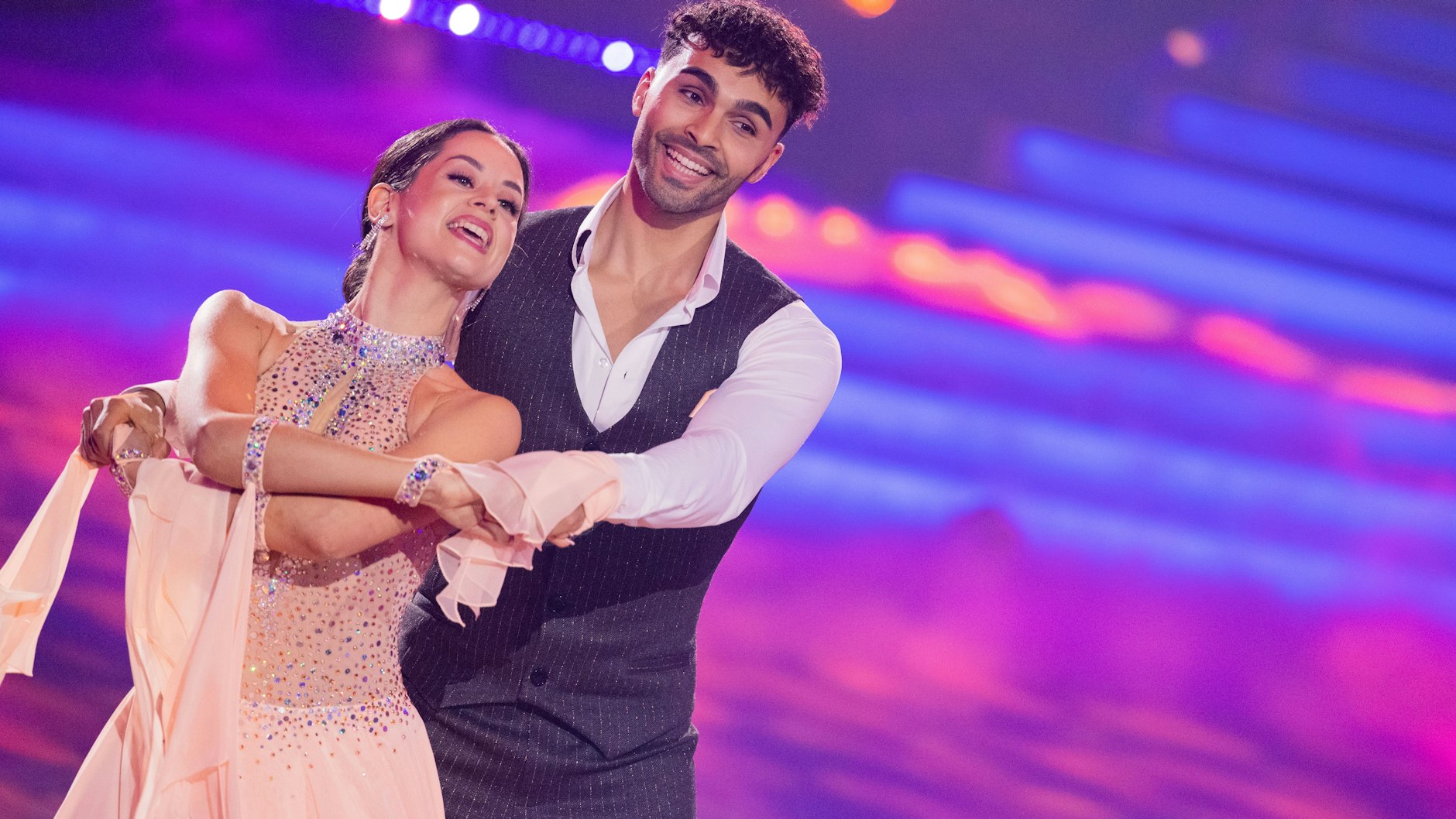 Porno Carnelia Mango Ular hushidan ketgan mast ayolni sikishadi