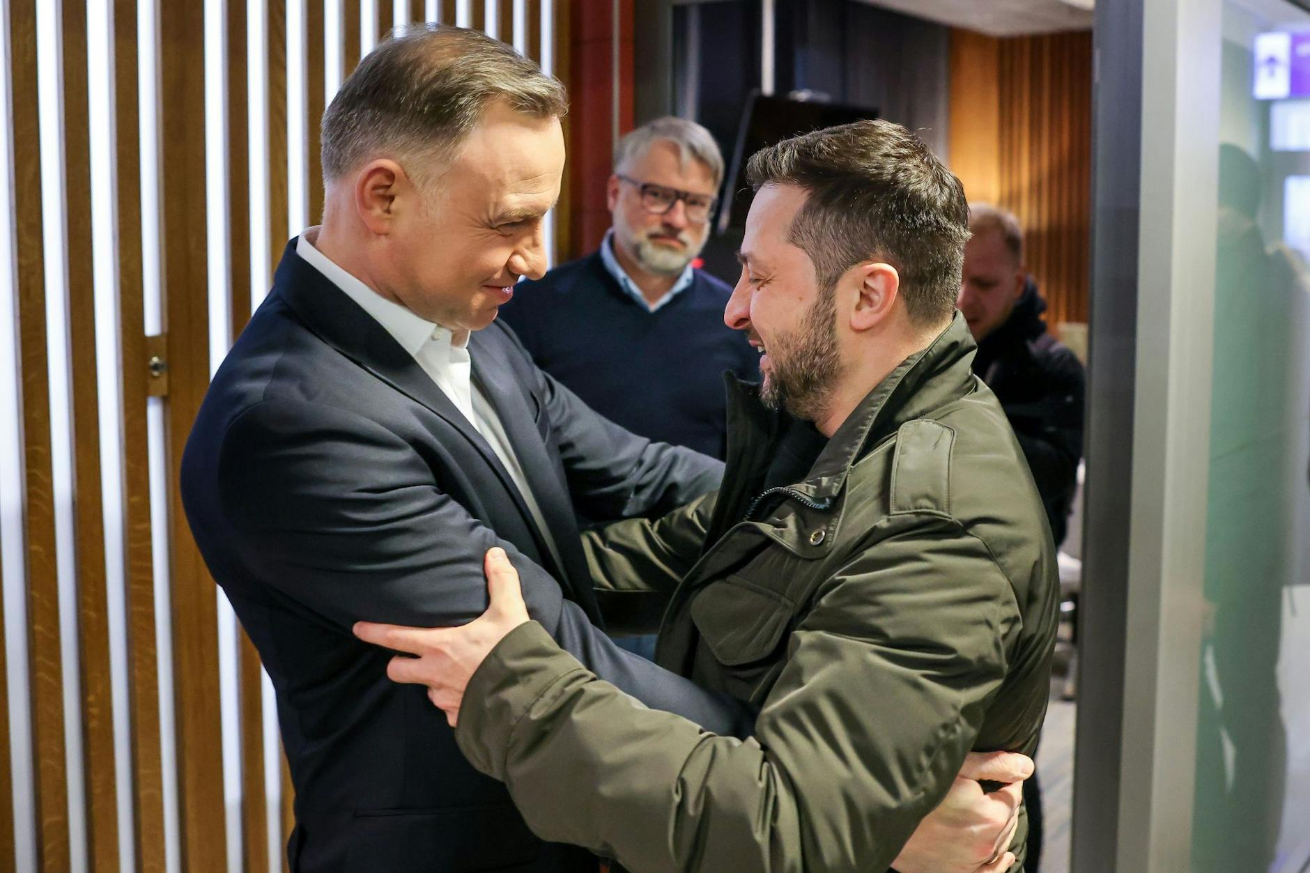 Wolodymyr Selenskyj ist auf seiner Rückreise aus den USA mit Polens Staatspräsident Andrzej Duda in Rzeszów zusammengetroffen.