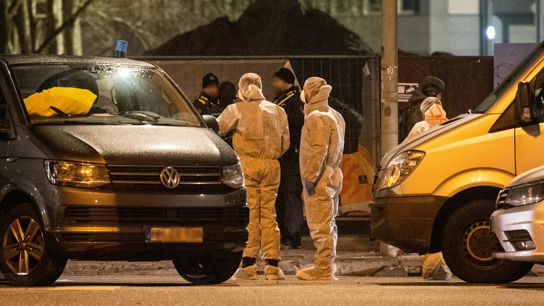 Mitarbeiter der Spurensicherung stehen vor einem Gebäude der Zeugen Jehovas.