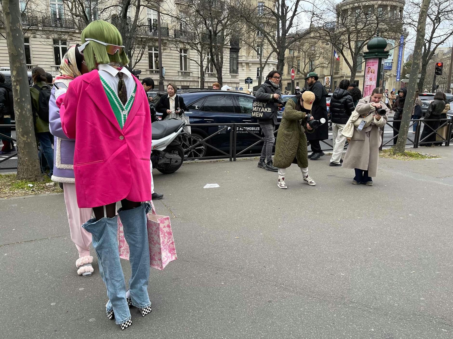 Gesehen in Paris: Hier wurde nicht nur die Jacke, sondern der komplette obere Teil des Outfits umgedreht.