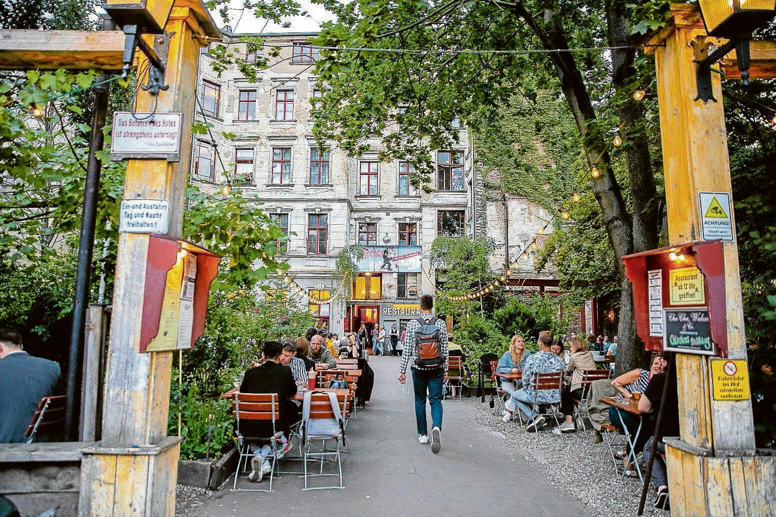 Clärchens Ballhaus: Mitten in Berlin kann man hier filmreif speisen und schwofen.