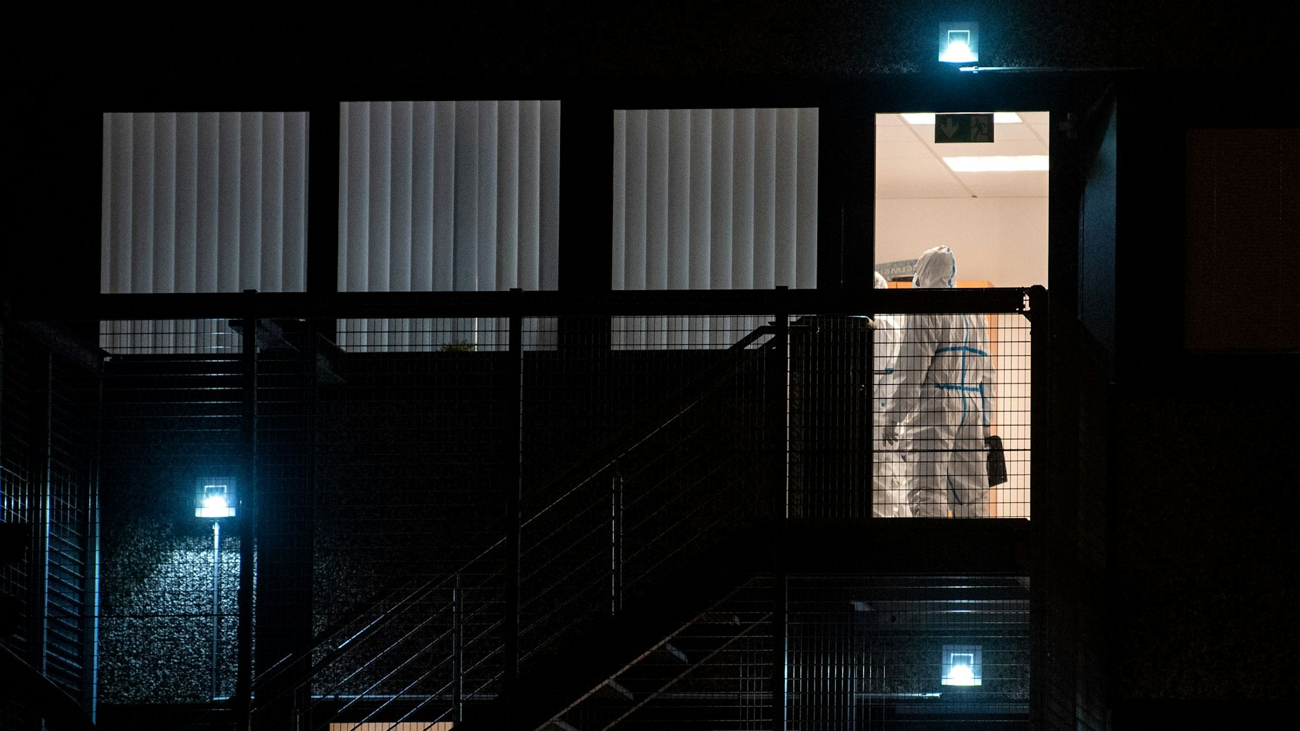 Mitarbeiter der Spurensicherung stehen in einem Gebäude der Zeugen Jehovas. Bei Schüssen in dem Gebäude sind am Donnerstagabend mehrere Menschen getötet und einige Personen verletzt worden.