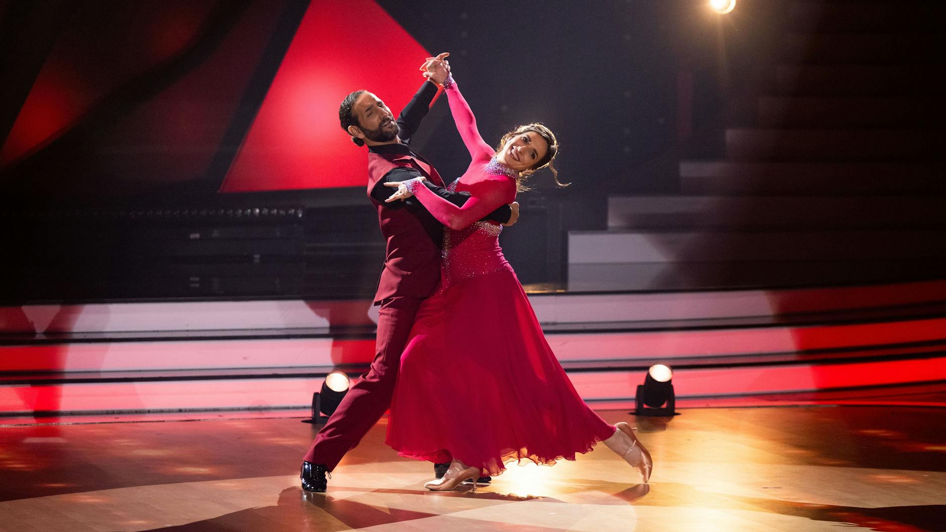 Sally Özcan und Massimo Sinató bekamen in „Let’s Dance“-Show 3 19 Punkte für ihren Slowfox.