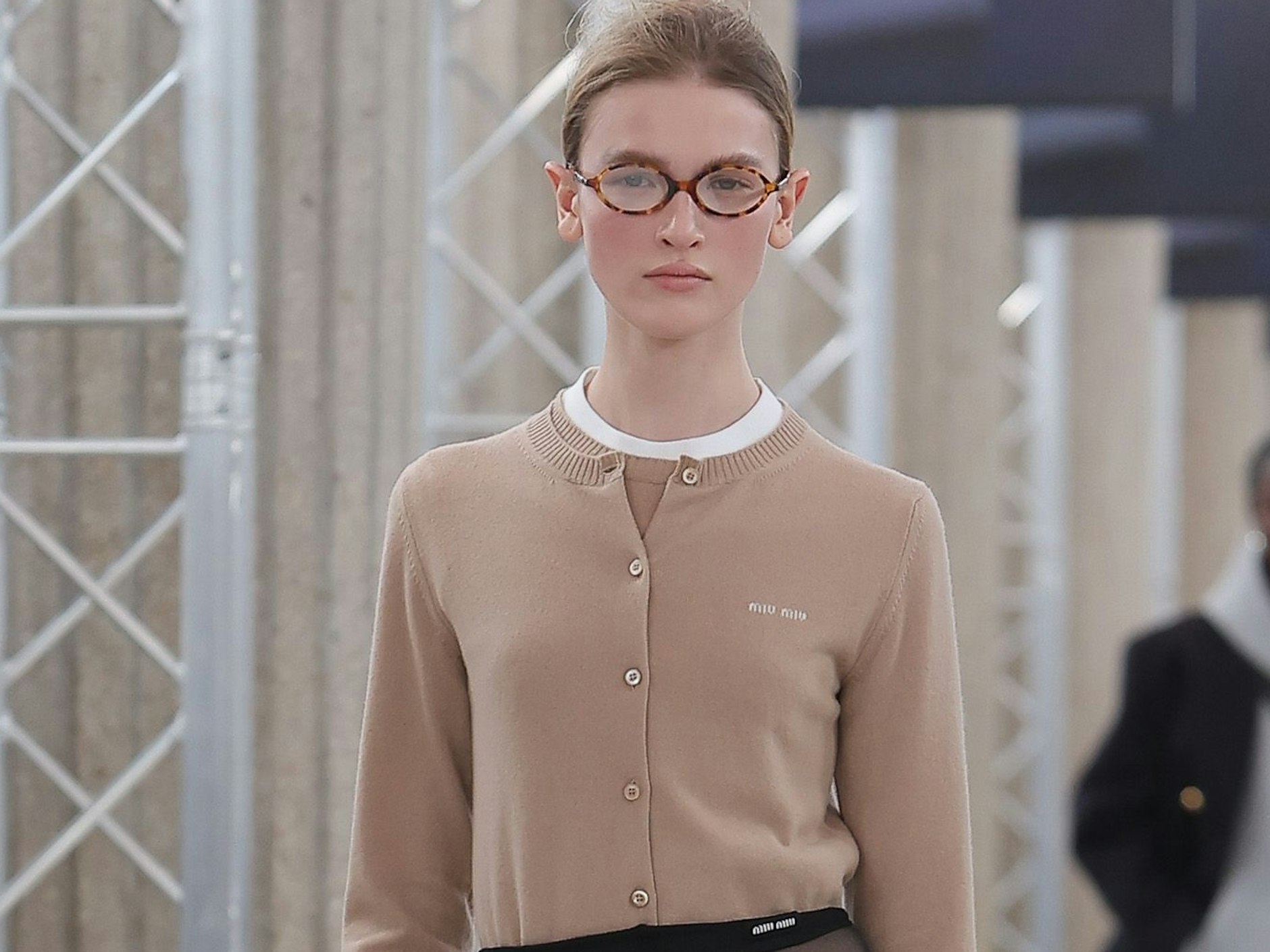 Die Brillenschlange ist zurück. Im Zeitalter der Augen-OPs wird die Sehhilfe zum Fashion-Accessoire, wie hier bei der italienischen Marke Miu Miu.