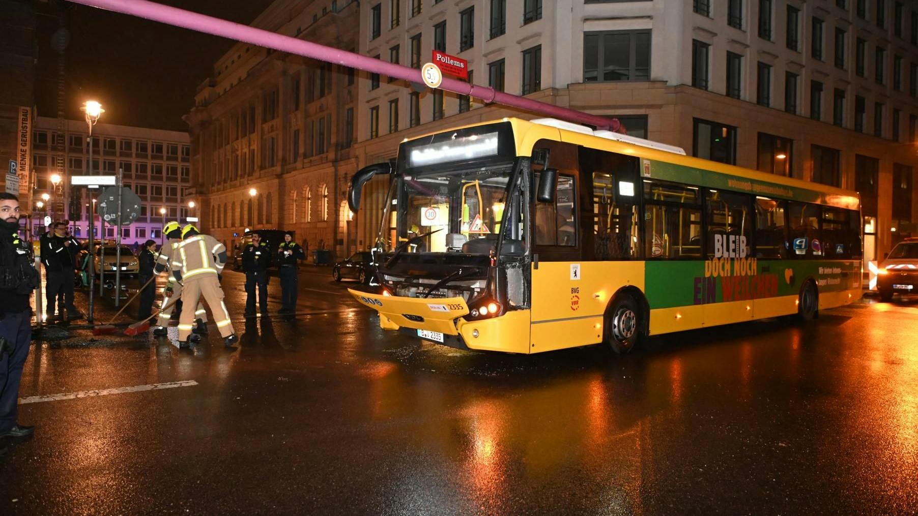Am Gendarmenmarkt kam es zu einem Unfall zwischen einem BVG-Bus und einem Pkw.