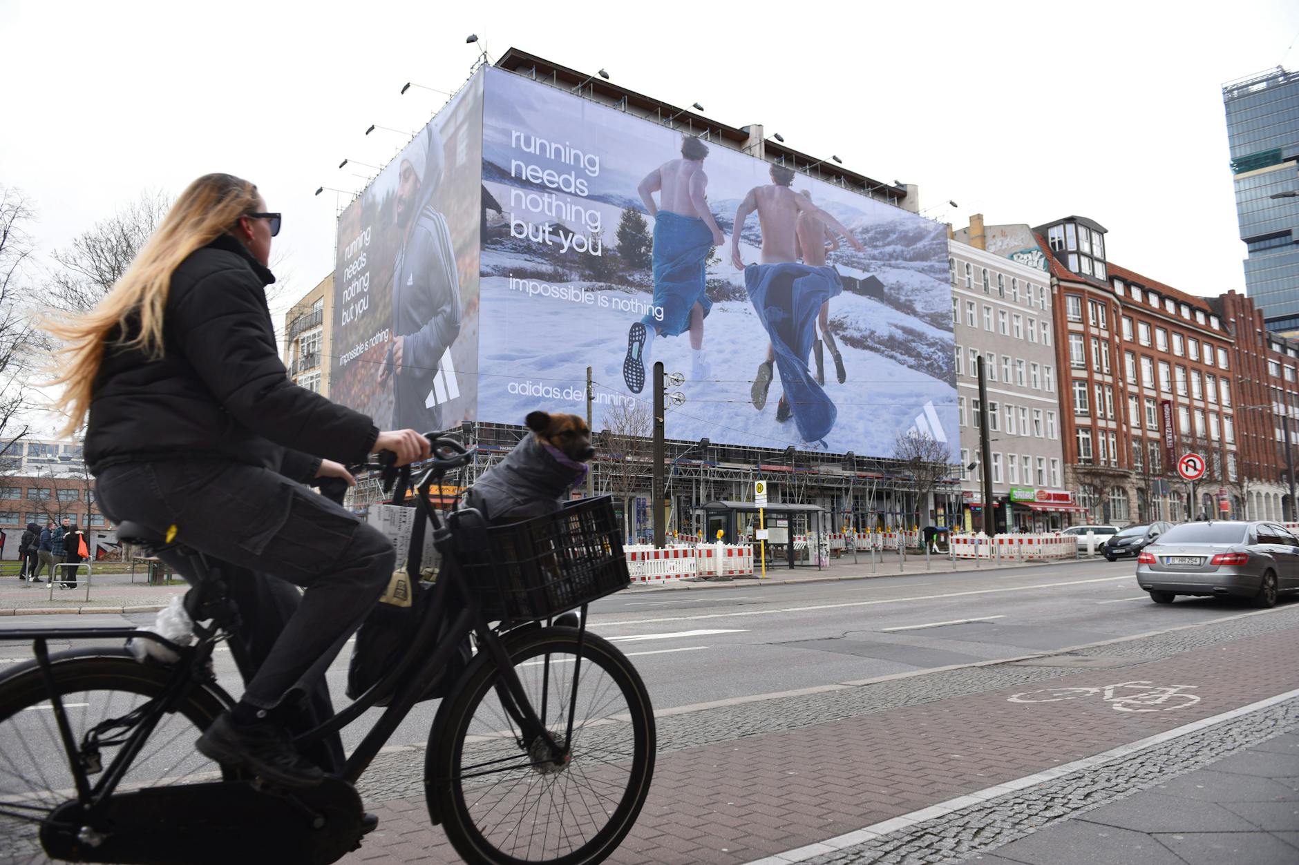 Von außen: Eine riesige Werbeanzeige verdeckt das gesamte Haus in der Warschauer Straße.