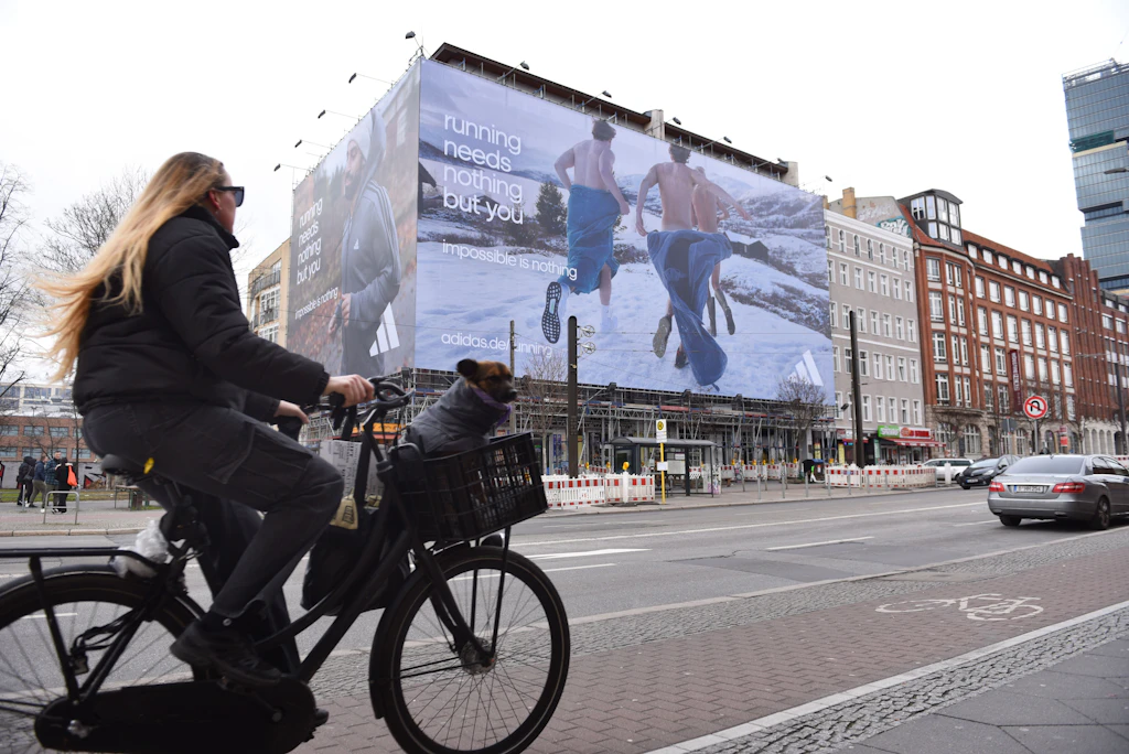 Riesiges Werbeplakat vor Wohnungen: Berliner Mieter über Monate ohne Tageslicht