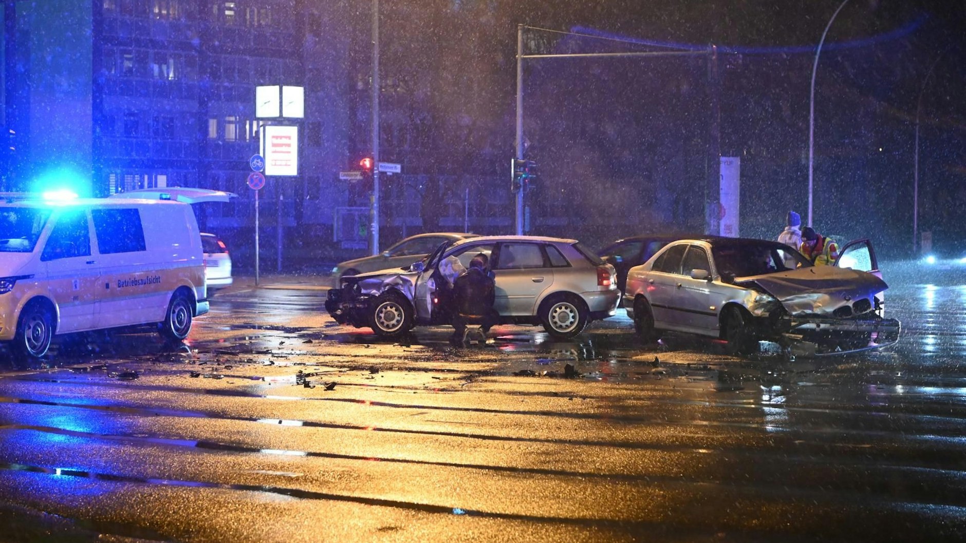 Zerstörte Auto stehen auf der Kreuzung, nachdem es in Lichtenberg zu einem heftigen Unfall gekommen war.