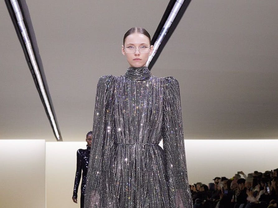 Durchsicht in Couture-Robe bei Balenciaga.