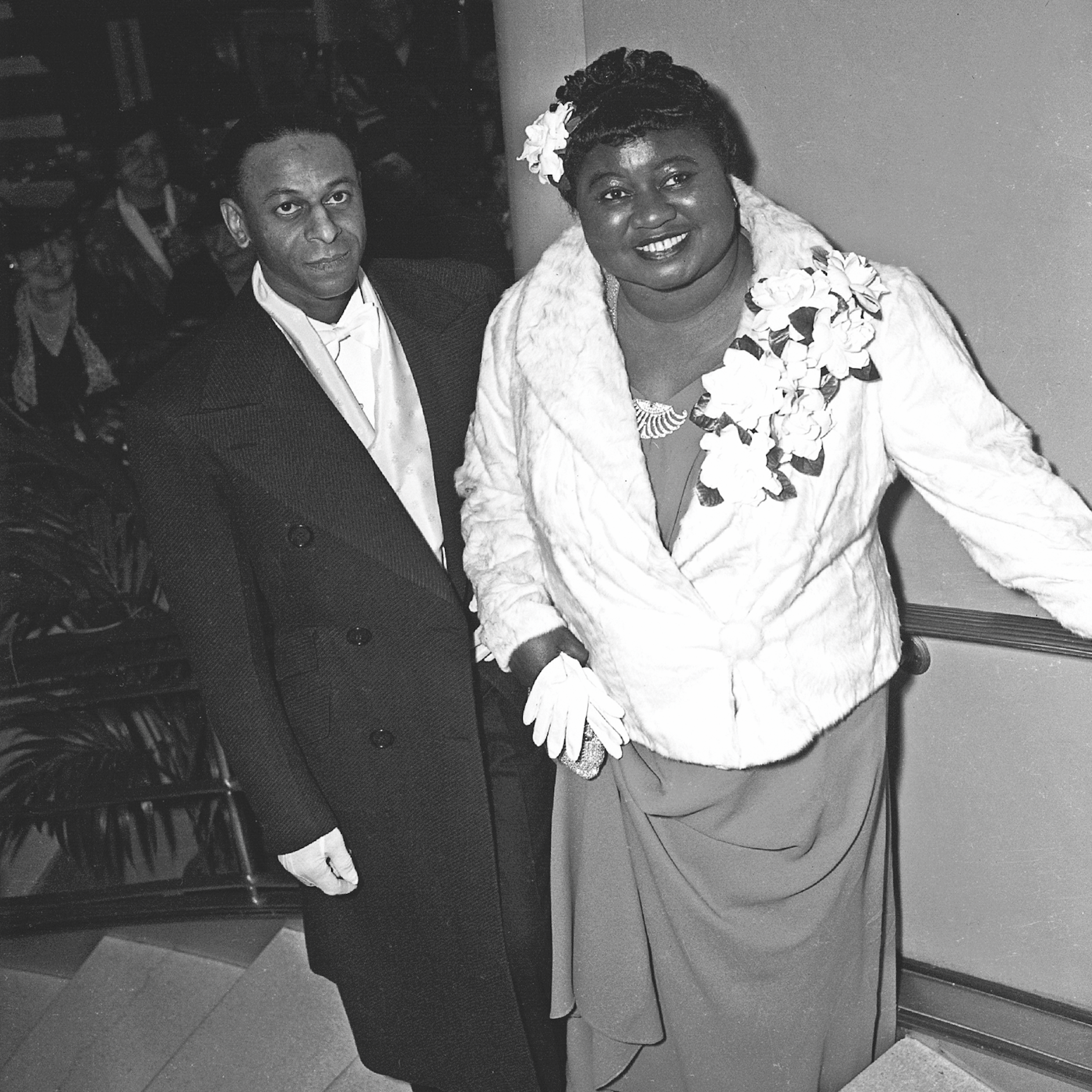 1940: Hattie McDaniel (mit F. P. Yober) holt sich den Oscar für ihre Nebenrolle in „Vom Winde verweht“. Zur Verleihung muss sie durch einen Nebeneingang, so will es die schändliche „Whites Only“-Türpolitik des Ambassador Hotels.