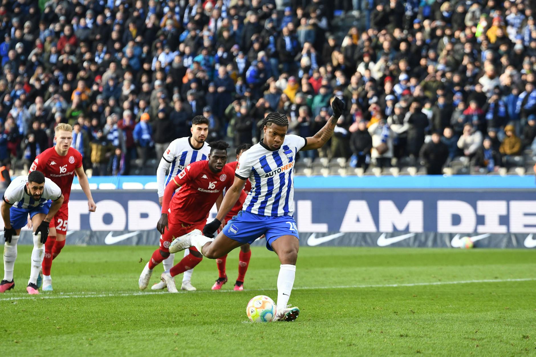 Jessic Ngankam verwandelt den Handelfmeter eiskalt zum 1:0 für Hertha BSC.