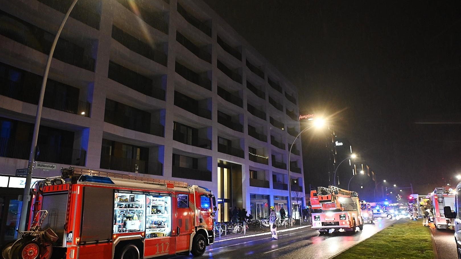 Im vierten Stock dieses Hauses gegenüber der East Side Gallery werden am späten Abend Fußmatten vor den Wohnungen angezündet.