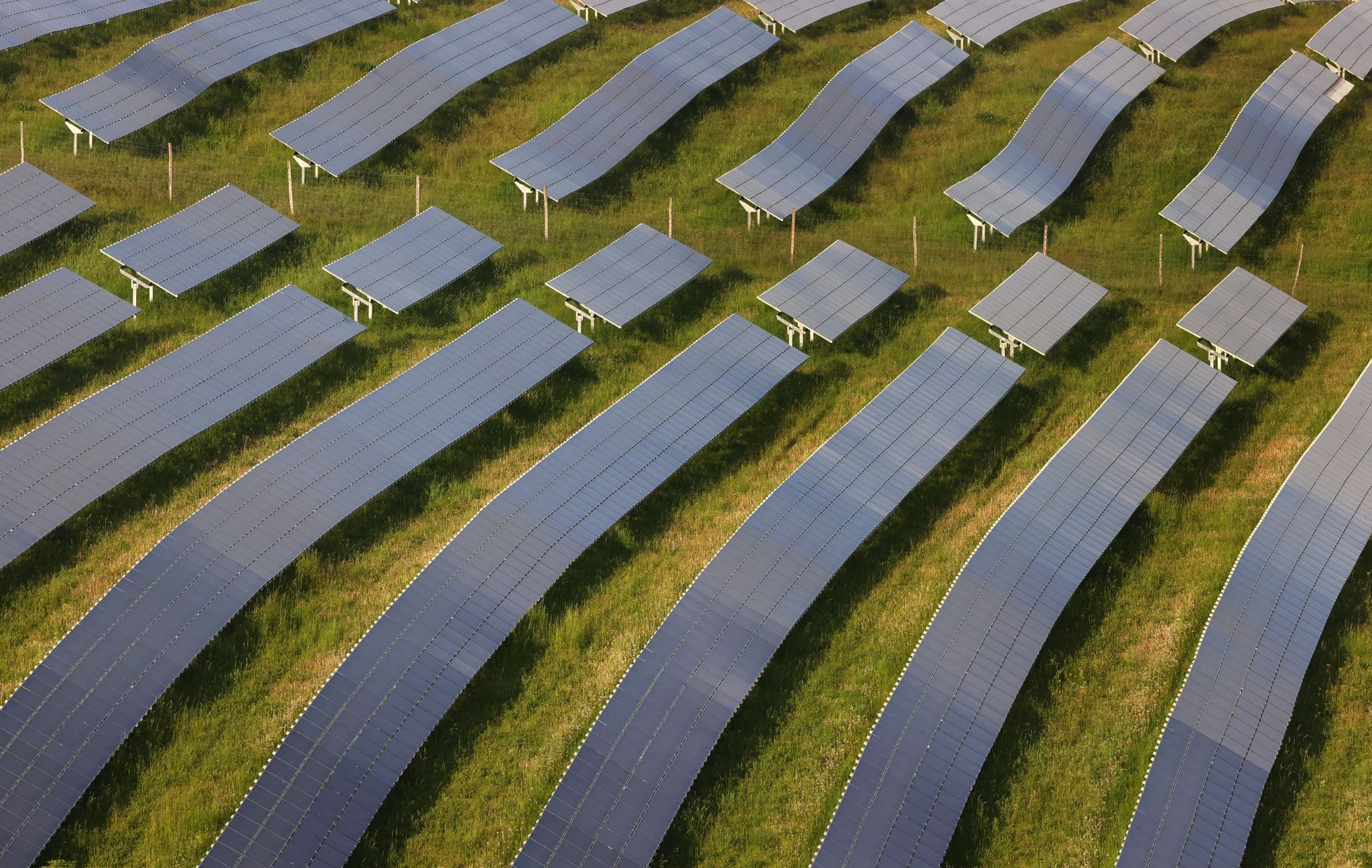 ARCHIV - Die Hälfte neuer Solaranlagen soll laut Habecks Entwurf ab 2026 auf Gebäude, also vor allem Dächer, die andere Hälfte auf Freiflächen wie zum Beispiel Felder entfallen.  