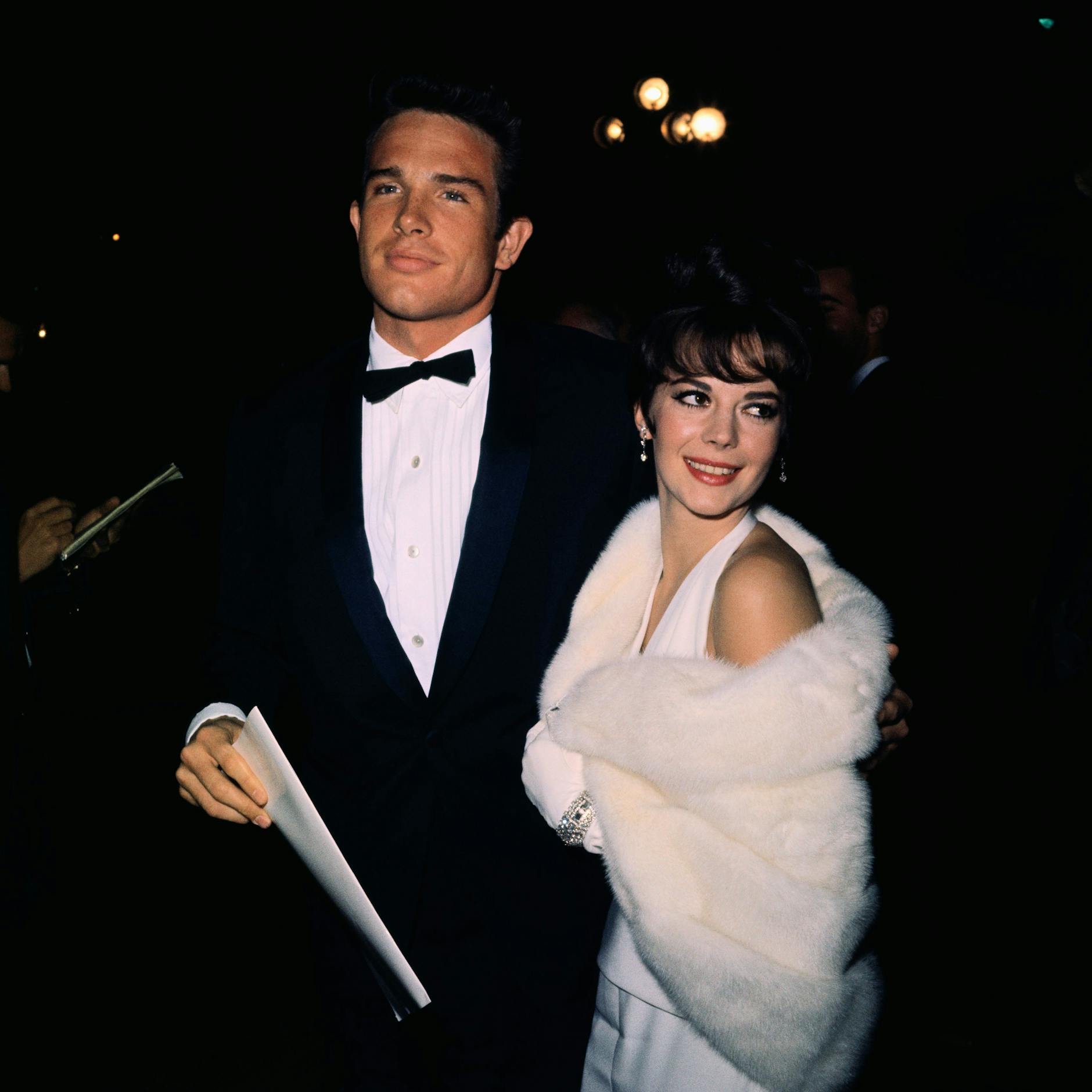 1962: Warren Beatty und Natalie Wood. Seine Smokingschleife ist sichtlich handgebunden, ihr Halterneck-Kleid entwarf der legendäre Kostümdesigner Orry-Kelly.