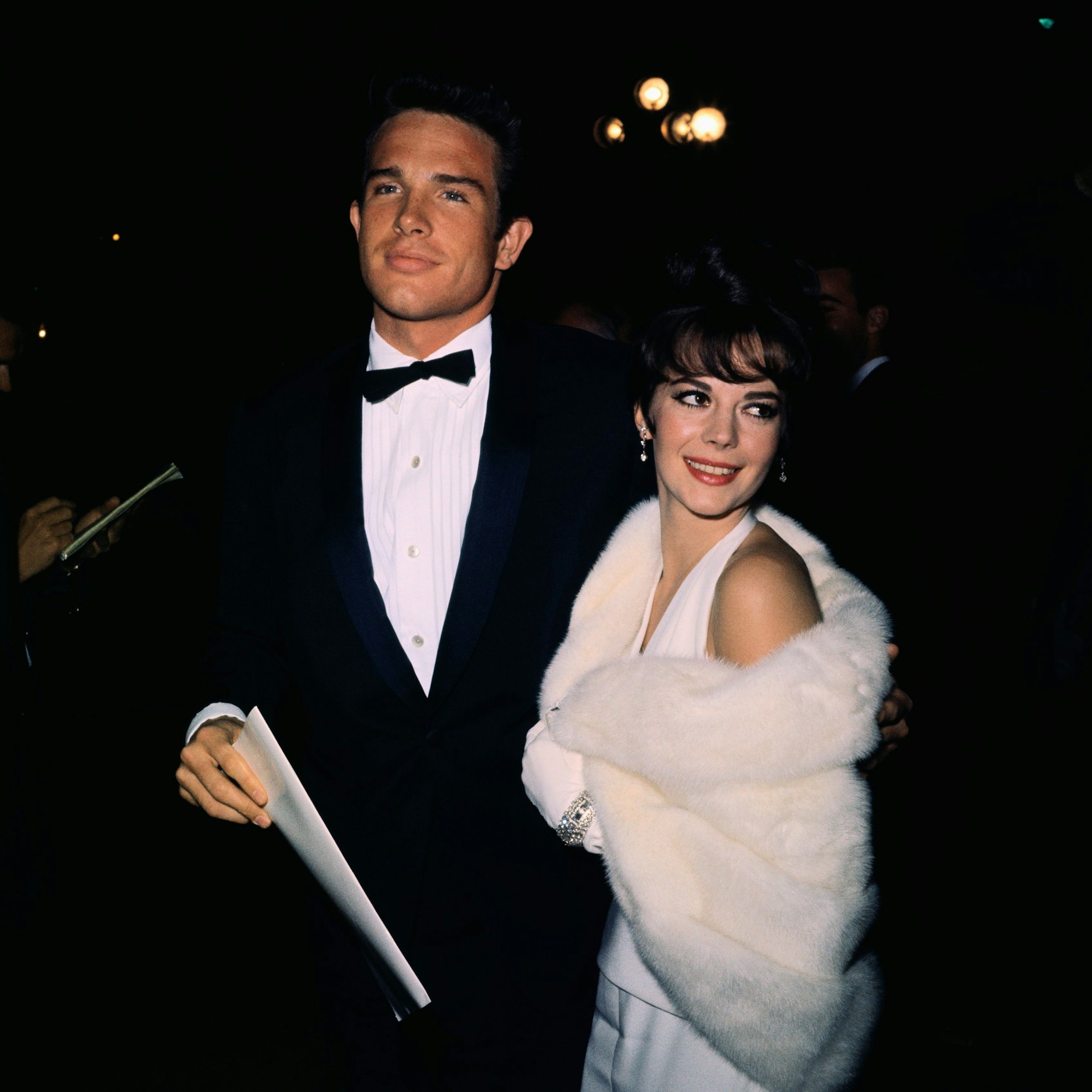 1962: Warren Beatty und Natalie Wood. Seine Smokingschleife ist sichtlich handgebunden, ihr Halterneck-Kleid entwarf der legendäre Kostümdesigner Orry-Kelly.