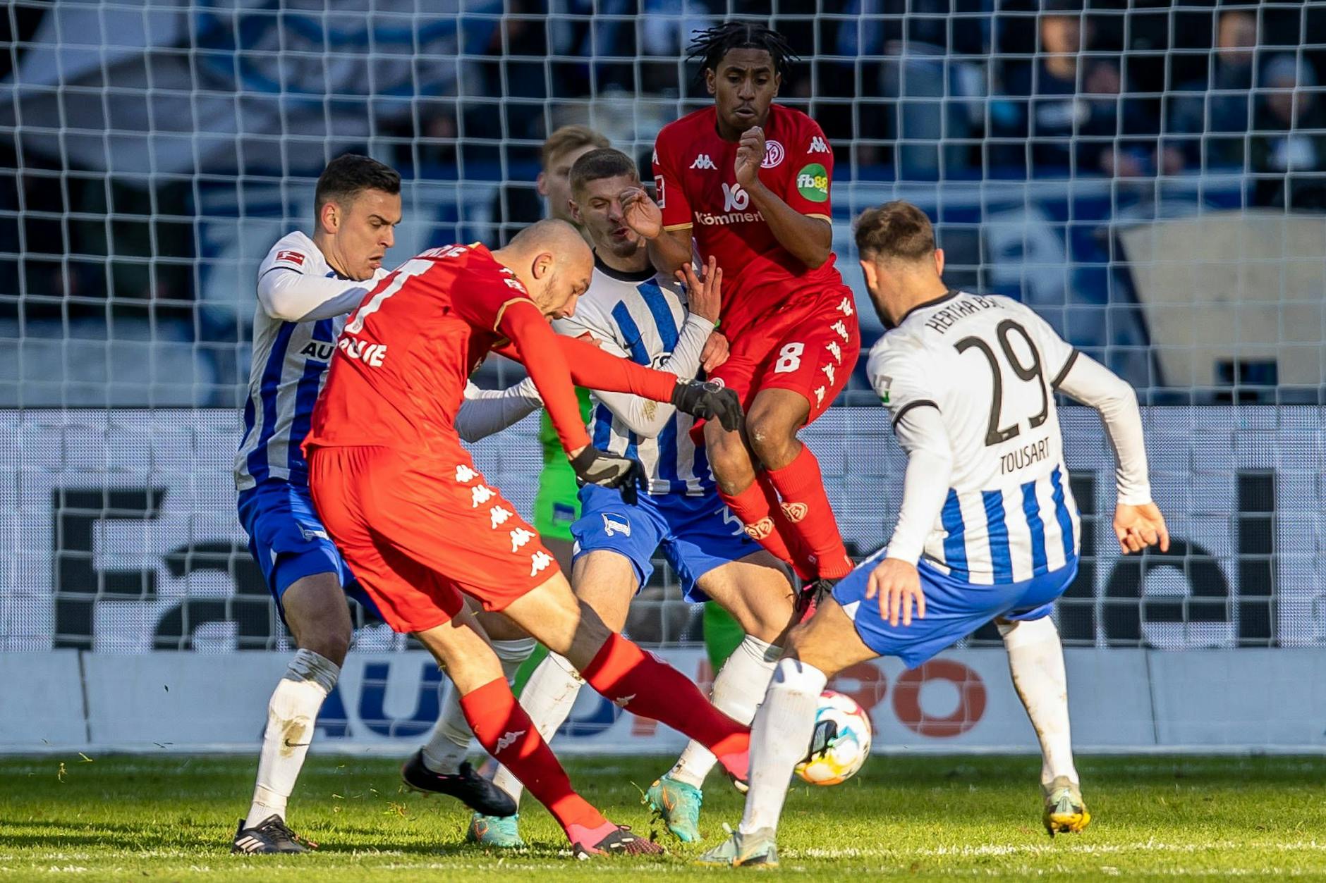 Der Treffer des Mainzer Stürmers Ludovic Ajorque (2.v.l.) führte am Sonnabend dazu, dass Hertha BSC am Ende mit zwei Punkten zu wenig vom Platz gehen musste.