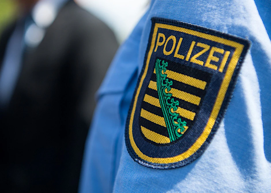 ARCHIV - Die Uniform eines sächsischen Polizisten.  ld/dpa