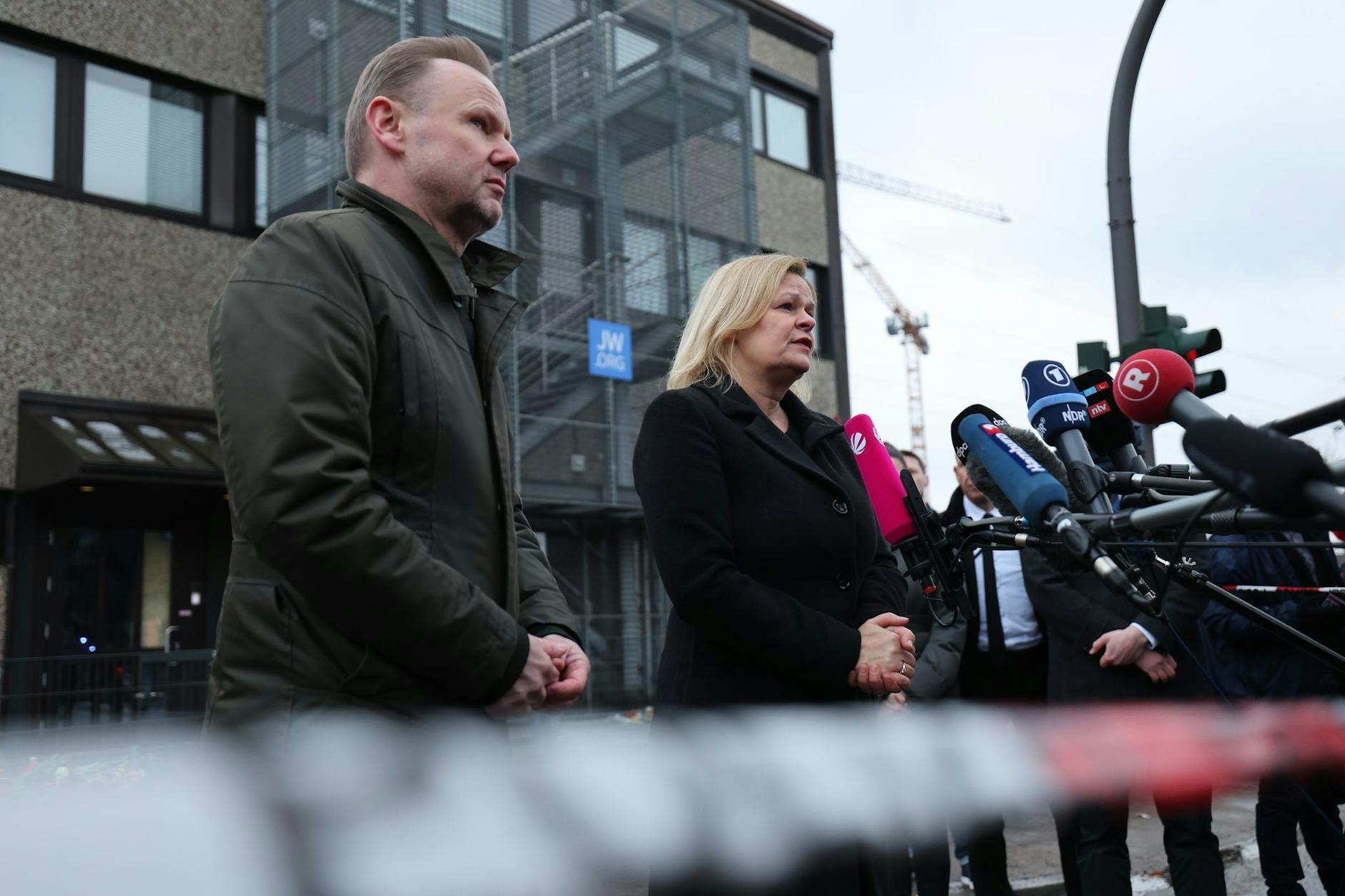Innenministerin Nancy Faeser mit Hamburgs Innensenator Andy Grote am Ort des Amoklaufs.