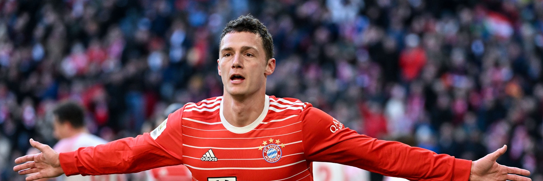 Benjamin Pavard vom FC Bayern München jubelt über sein Tor zum 3:1.