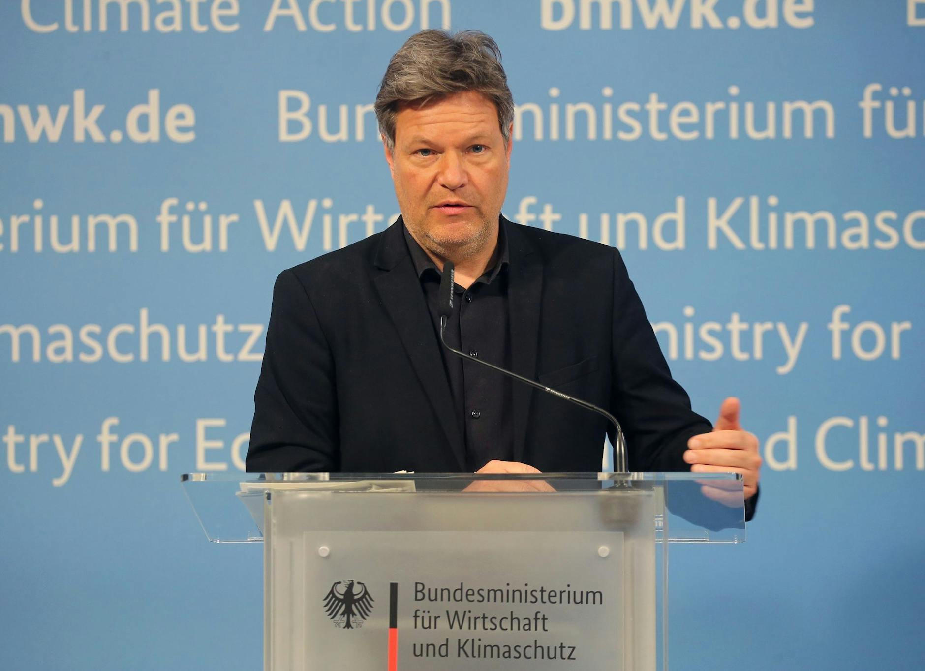 Bundeswirtschaftsminister Habeck will den Bau von Solaranlagen in Gewerbe- und Industriegebieten, auf landwirtschaftlichen Flächen und auf Gewässern erleichtern.