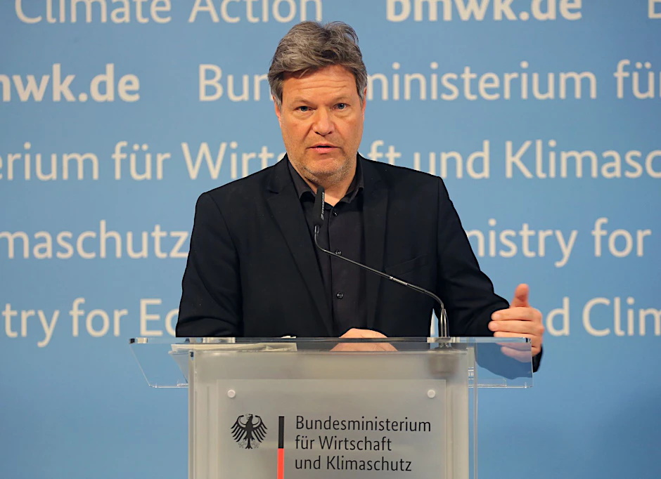 Bundeswirtschaftsminister Habeck will den Bau von Solaranlagen in Gewerbe- und Industriegebieten, auf landwirtschaftlichen Flächen und auf Gewässern erleichtern.  