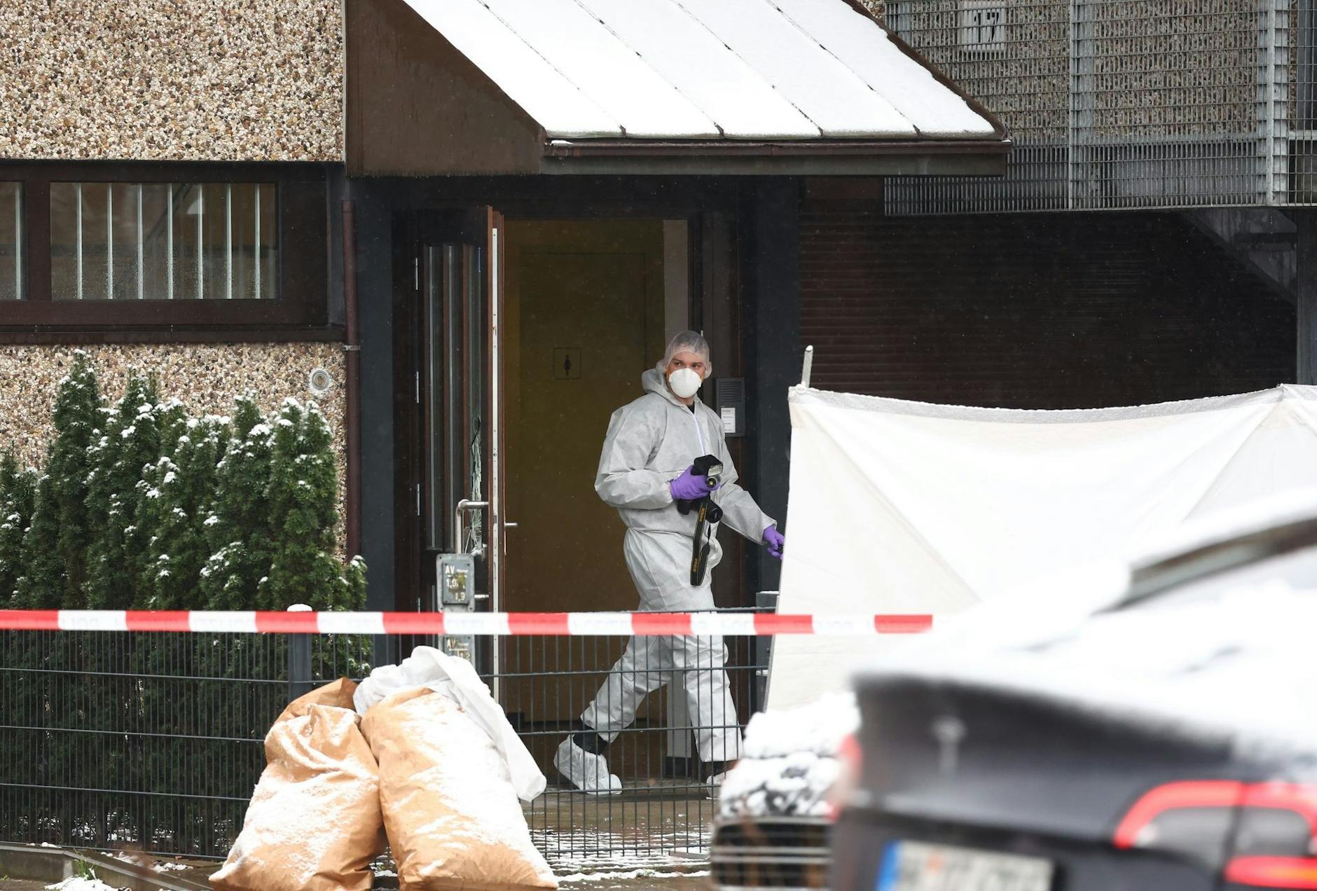 Ein Mitarbeiter der Spurensicherung kommt aus dem Versammlungsgebäude in Hamburg. Dort sind sind mehrere Menschen getötet und einige verletzt worden.