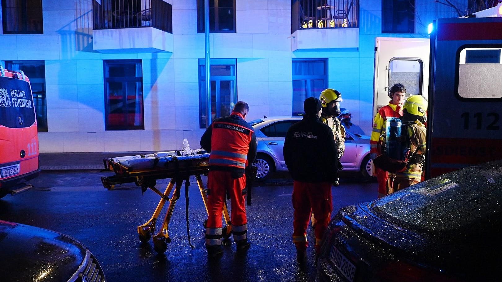 Eine Familie wird von den Einsatzkräften im Rettungswagen versorgt.