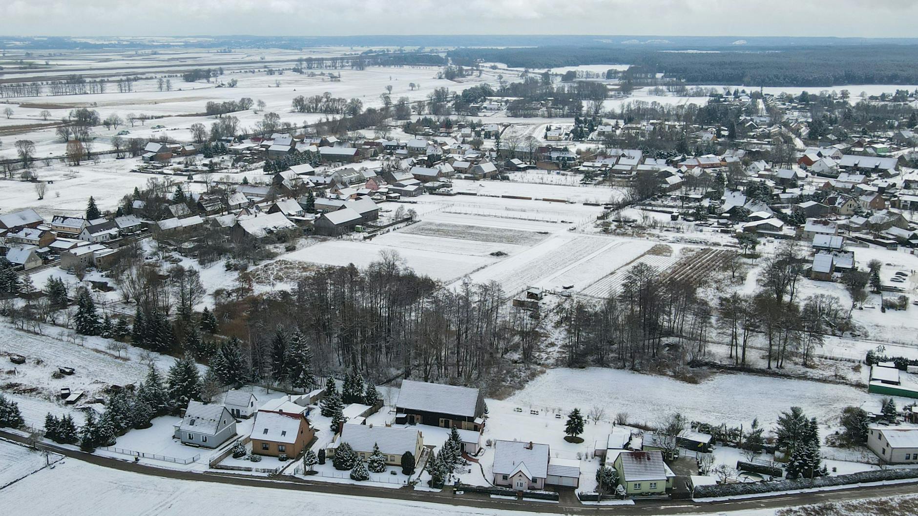 Mit Schnee bedeckt ist die Landschaft und der Ort Lunow. Ein professionelles Filmporträt ist entstanden, das anschaulich zeigt, was das Dorf an der Grenze zwischen Barnim und Uckermark zu bieten hat.