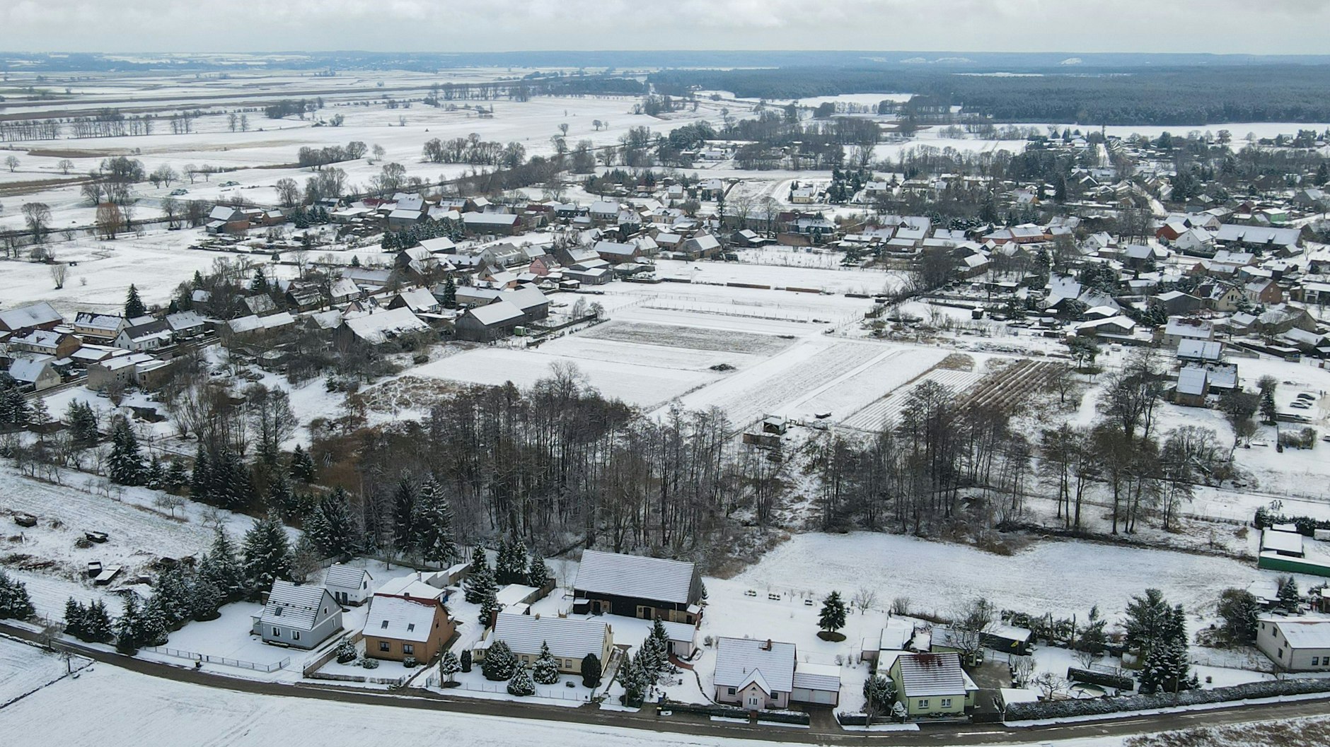Mit Schnee bedeckt ist die Landschaft und der Ort Lunow. Ein professionelles Filmporträt ist entstanden, das anschaulich zeigt, was das Dorf an der Grenze zwischen Barnim und Uckermark zu bieten hat.