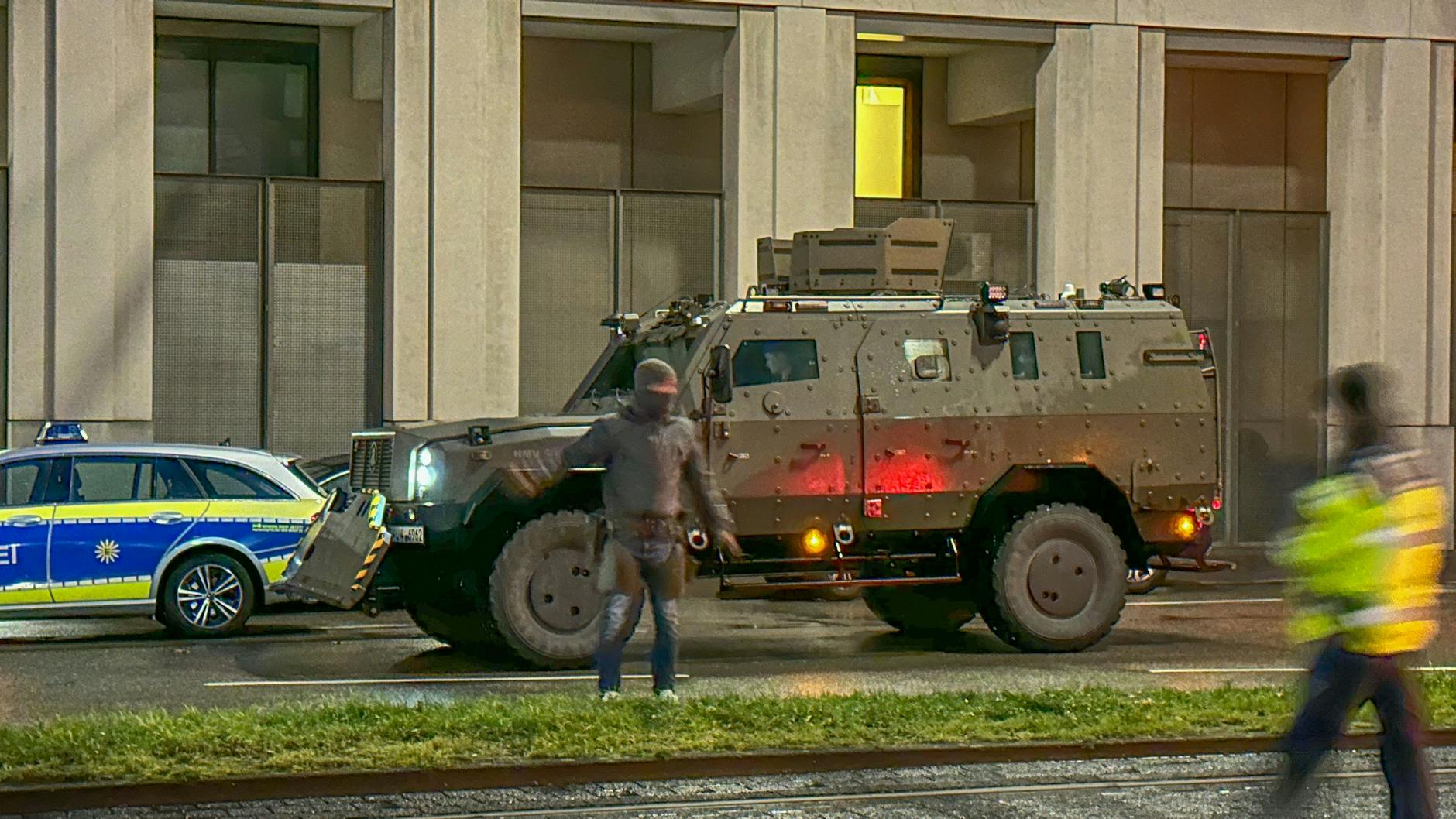 Die Polizei setzte in Karlsruhe auch ein stark gepanzertes Spezialfahrzeug ein.
