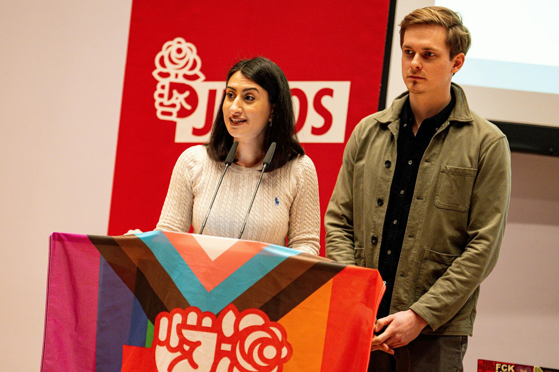 Berlins Juso-Vorsitzende Sinem Taşan-Funke und Landesvorsitzender Peter Maaß sprechen auf der Landesdelegiertenkonferenz im März über die Koalition mit der CDU. 