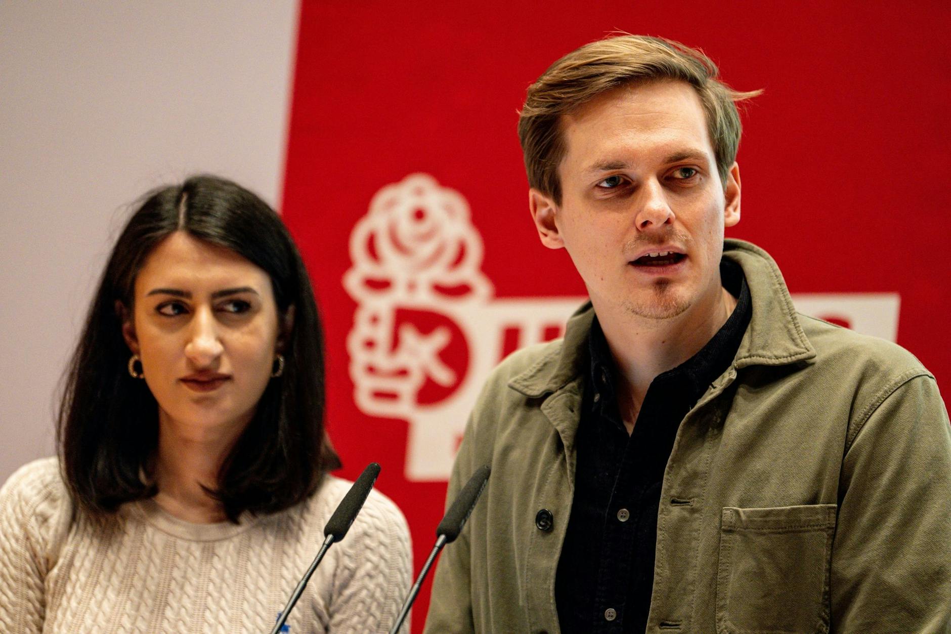 Die Landesvorsitzenden Sinem Taşan-Funke (l.) und Peter Maaß sprechen auf der Landesdelegiertenkonferenz in Berlin.