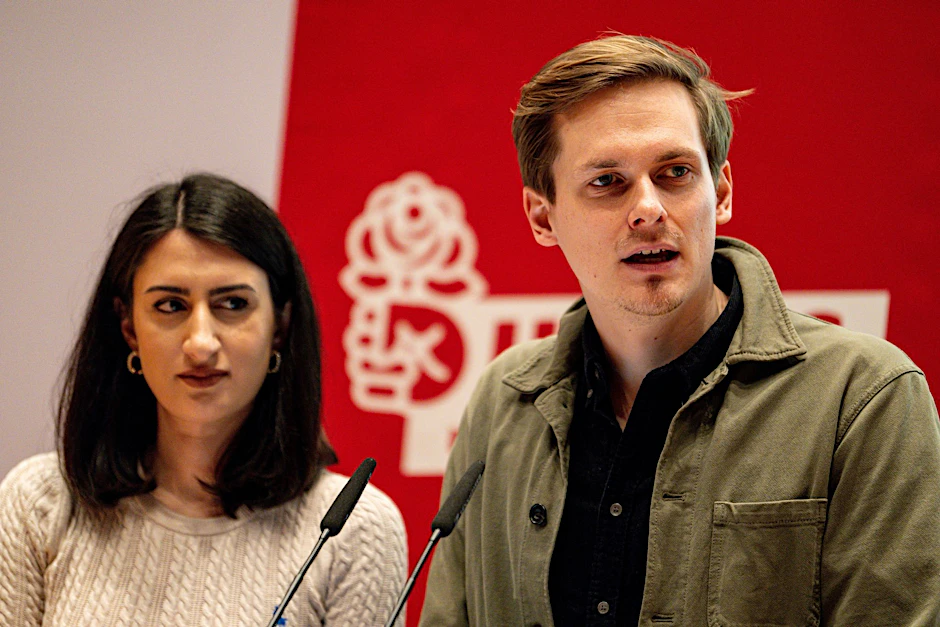 Die Landesvorsitzenden Sinem Taşan-Funke (l.) und Peter Maaß sprechen auf der Landesdelegiertenkonferenz in Berlin.