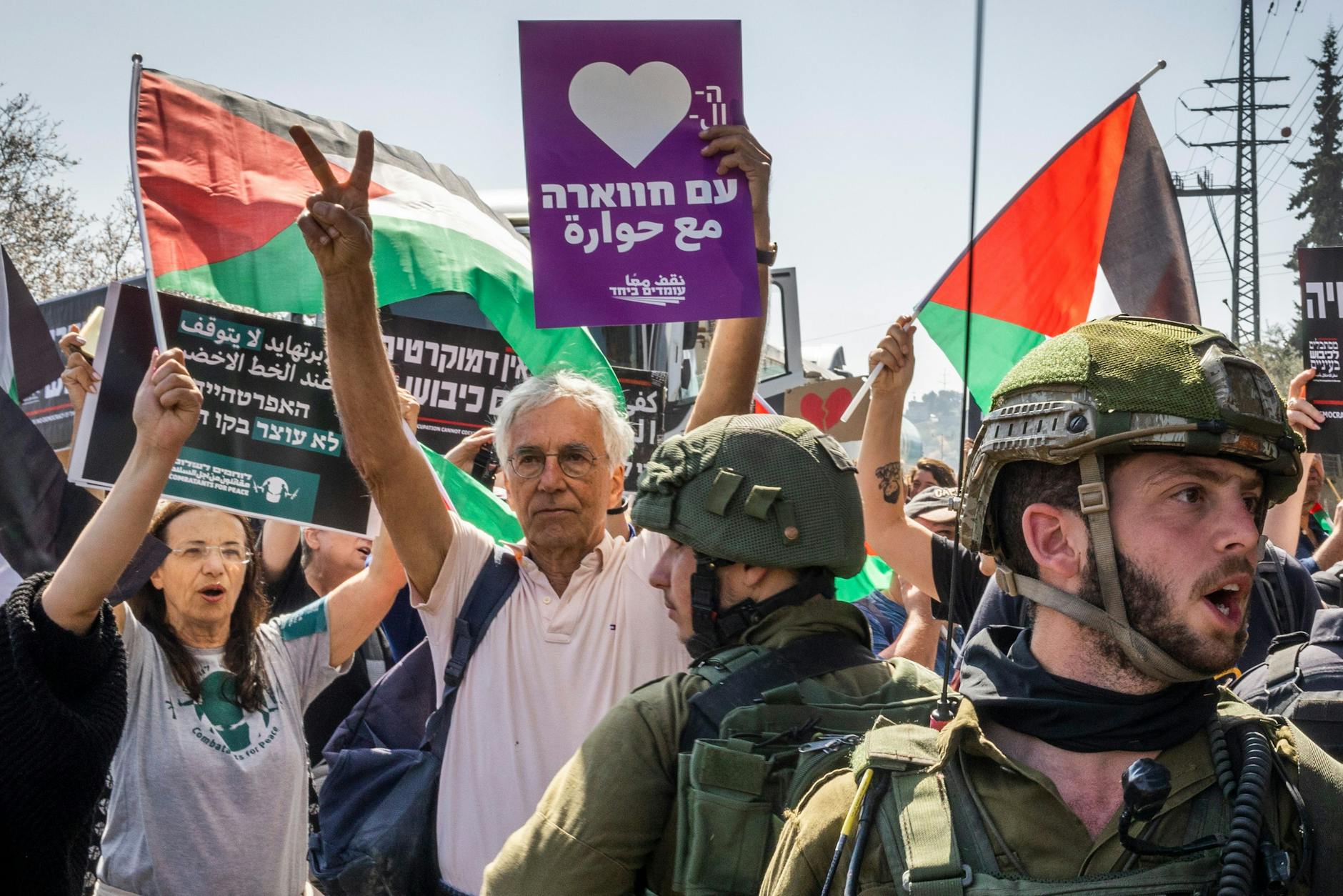 03.03.2023, Palästinensische Gebiete, Huwara: Demonstranten aus Israel und Palästina nehmen an einer Kundgebung in der Stadt Huwara teil, um ihre Solidarität zu bekunden.