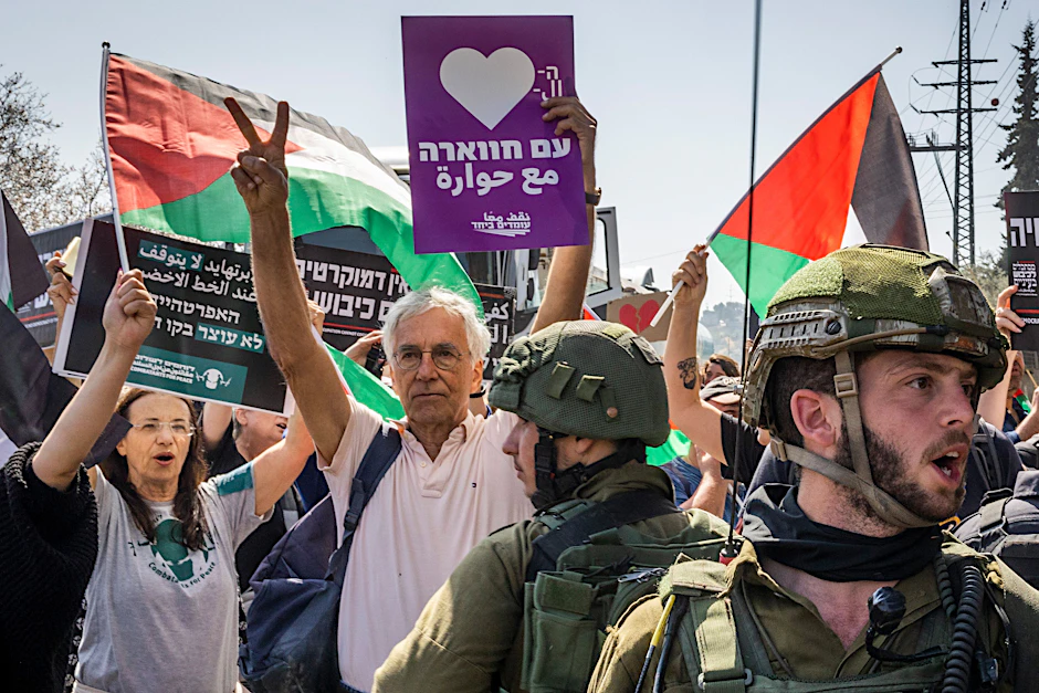 03.03.2023, Palästinensische Gebiete, Huwara: Demonstranten aus Israel und Palästina nehmen an einer Kundgebung in der Stadt Huwara teil, um ihre Solidarität zu bekunden.