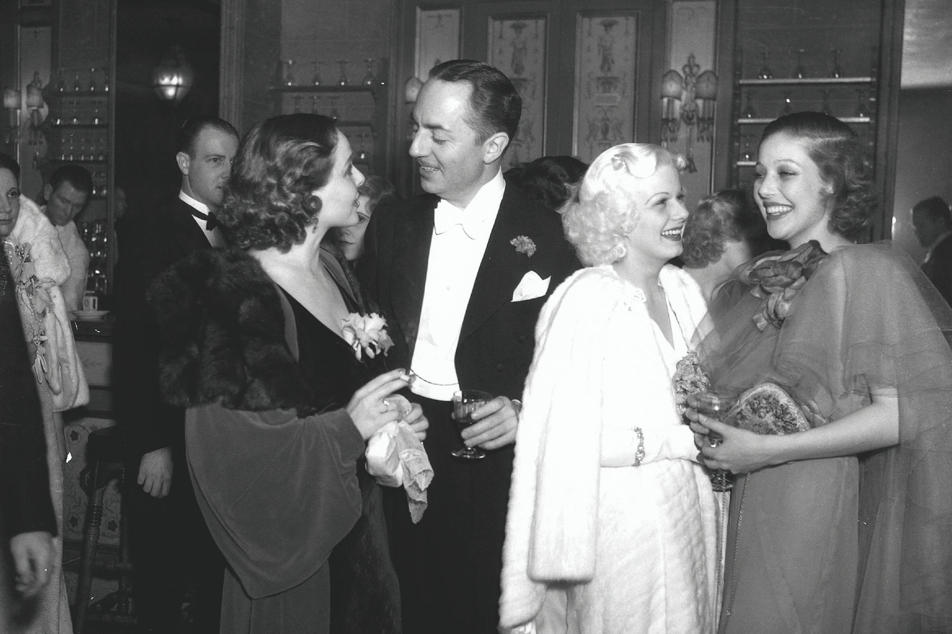 Nicht ohne meinen Hermelin: Über-Vamp Jean Harlow zwischen William Powell und Loretta Young beim Oscar-Dinner von 1937 im Biltmore Hotel, Los Angeles. 