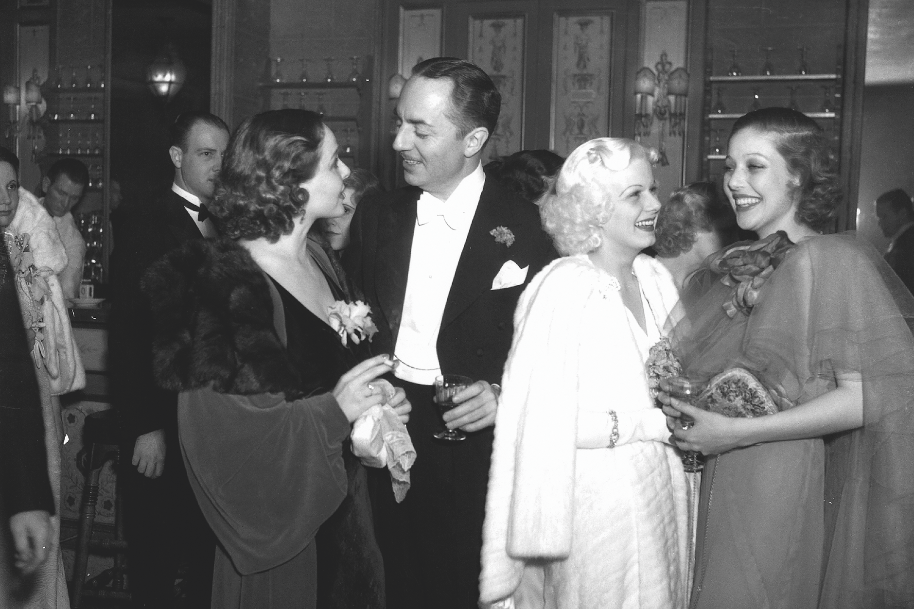 Nicht ohne meinen Hermelin: Über-Vamp Jean Harlow zwischen William Powell und Loretta Young beim Oscar-Dinner von 1937 im Biltmore Hotel, Los Angeles.&nbsp;