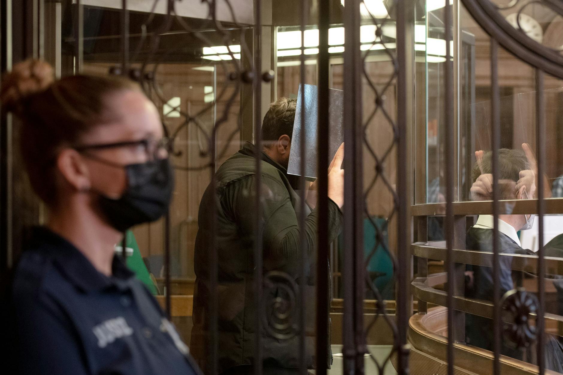 Clan-Mitglied Muhamed R. 2021 im Gerichtssaal: Der Verurteilte kam auf freien Fuß, weil es keinen Platz im Maßregelvollzug für ihn gab.