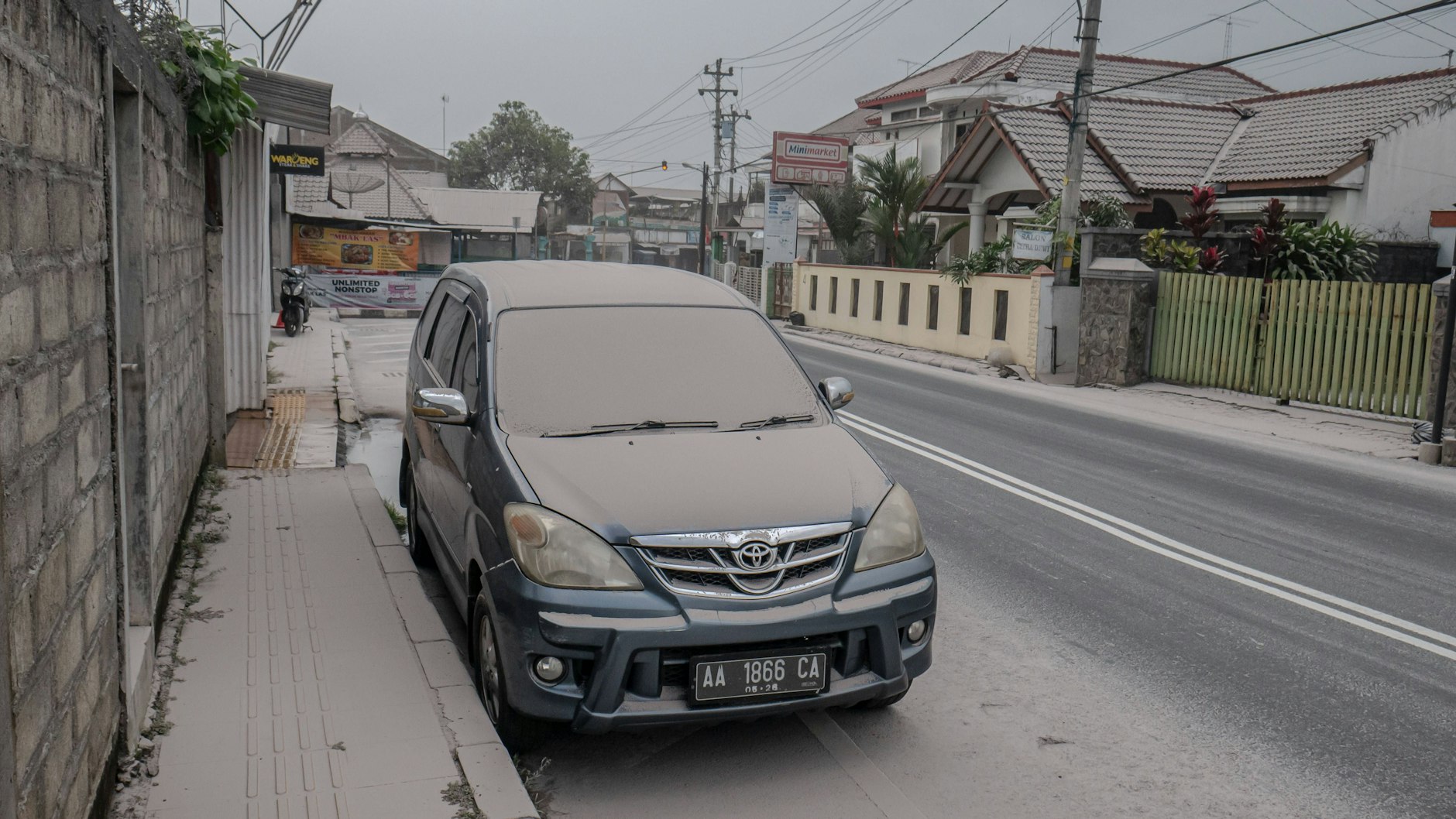 Dörfer in der Nähe des Merapi sind mit Vulkanasche überzogen. 