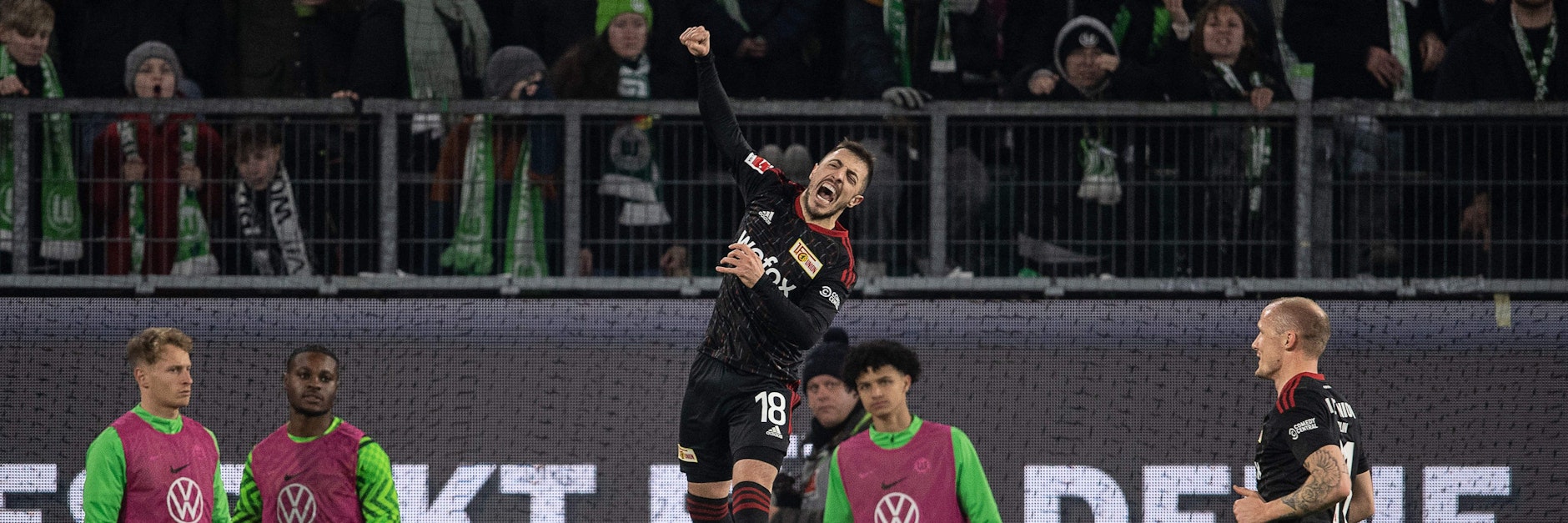Josip Juranovic feiert sein Elfmetertor für den 1. FC Union gegen den VfL Wolfsburg mit einem Luftsprung, der Kängurus alle Ehren gemacht hätte.