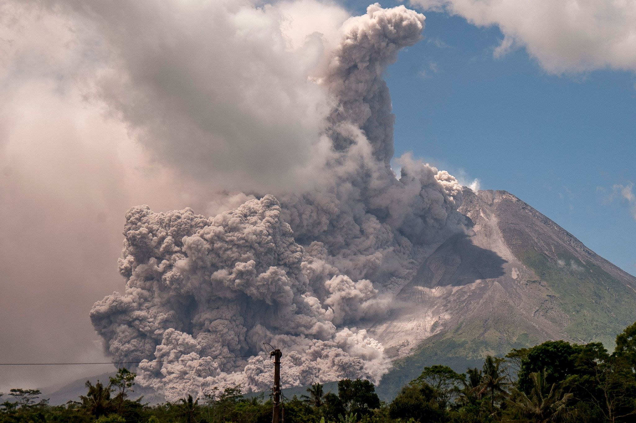 Image - Vulkan Merapi bricht aus: Sperrzone eingerichtet, Dörfer mit Asche überzogen