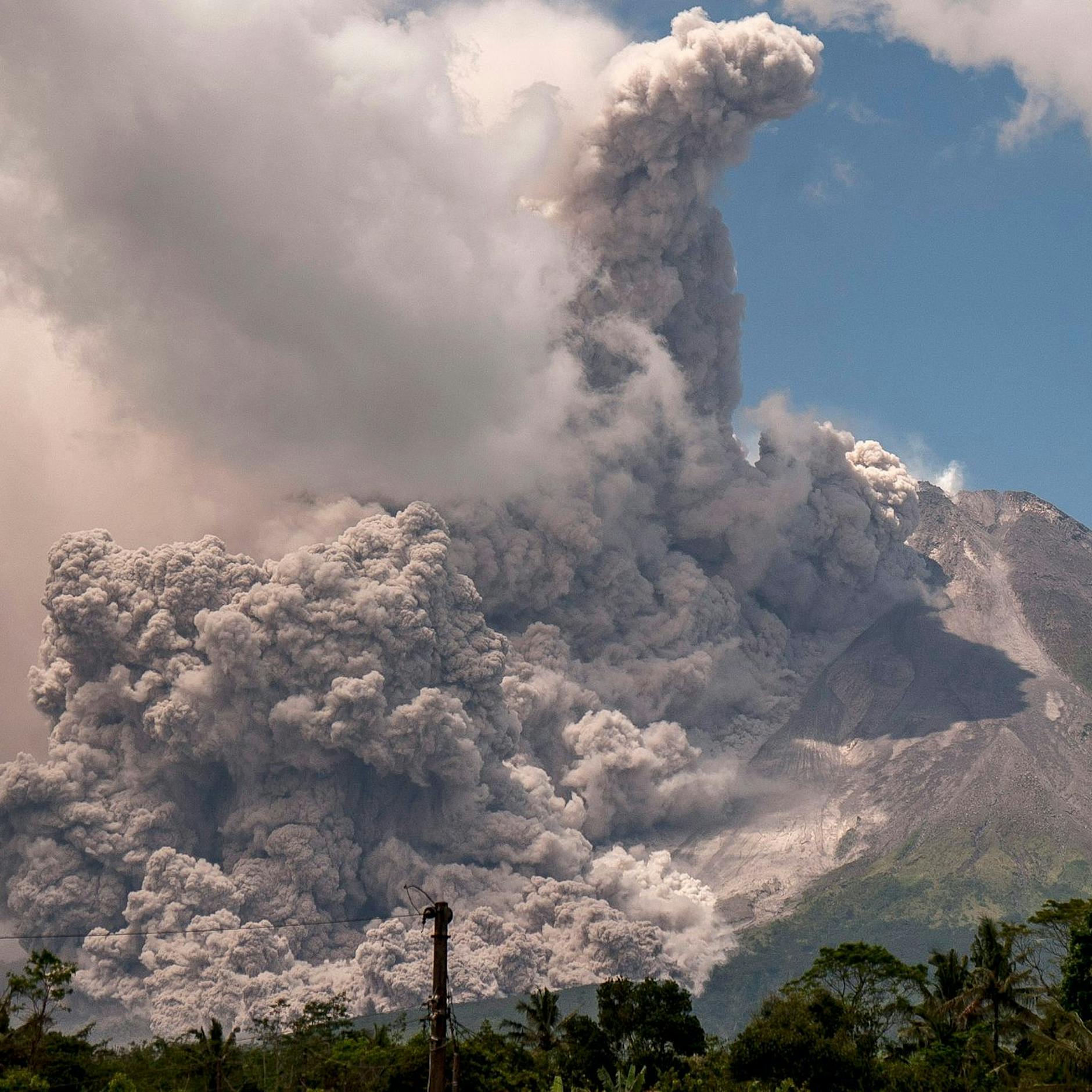 Vulkan Merapi bricht aus: Sperrzone eingerichtet, Dörfer mit Asche überzogen